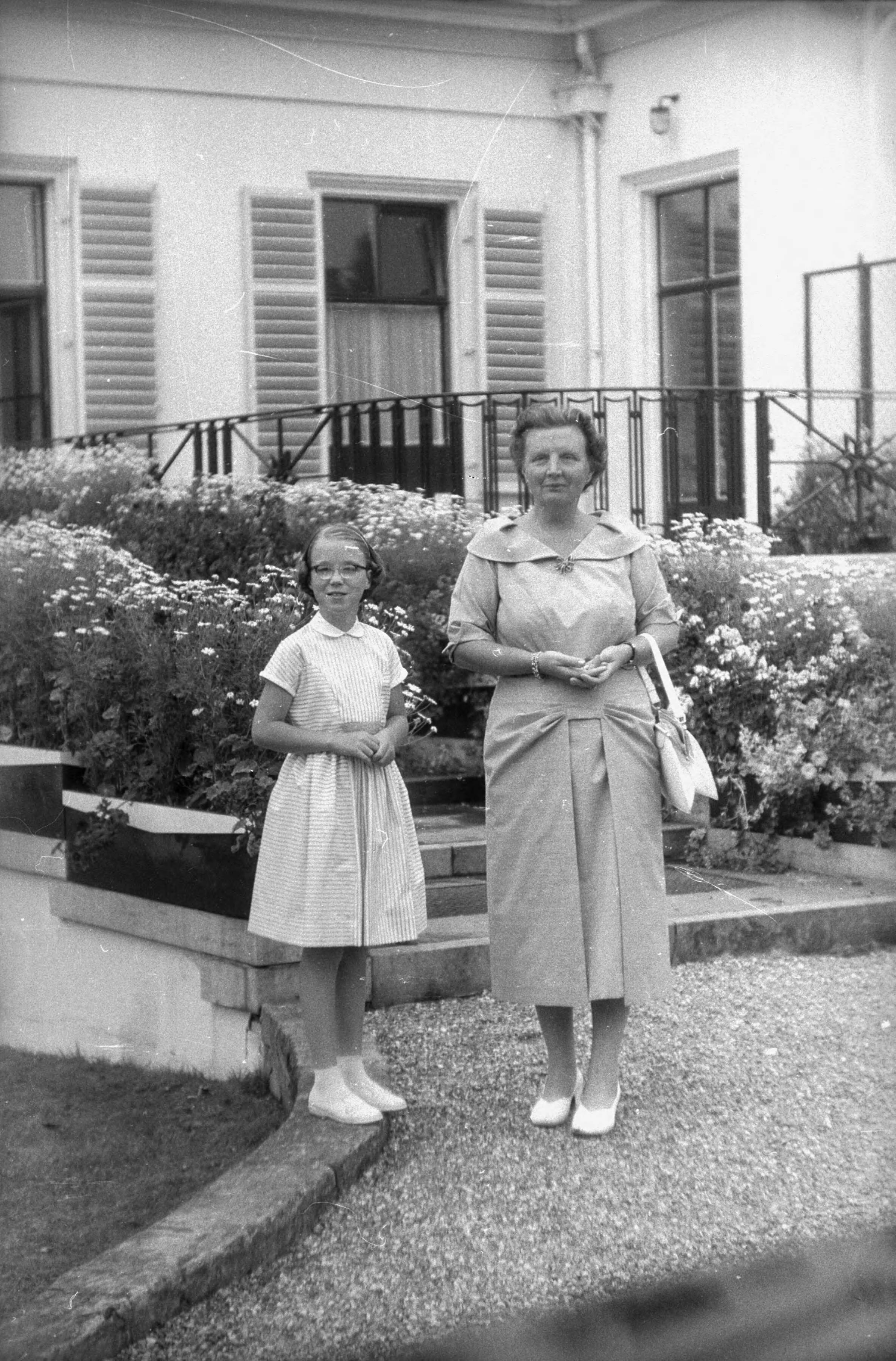 Fotocollectie RVD / Koninklijk Huis — Koningin Juliana met haar jongste dochter prinses Marijke (Christina) in de achtertuin van paleis Soestdijk, 1957 — Foto: Meijboom, Marius / RVD. Licentie: Set B: Rechtenvrij / Publiek Domein. Bron: Nationaal Archief. http://hdl.handle.net/10648/afb516cc-d0b4-102d-bcf8-003048976d84