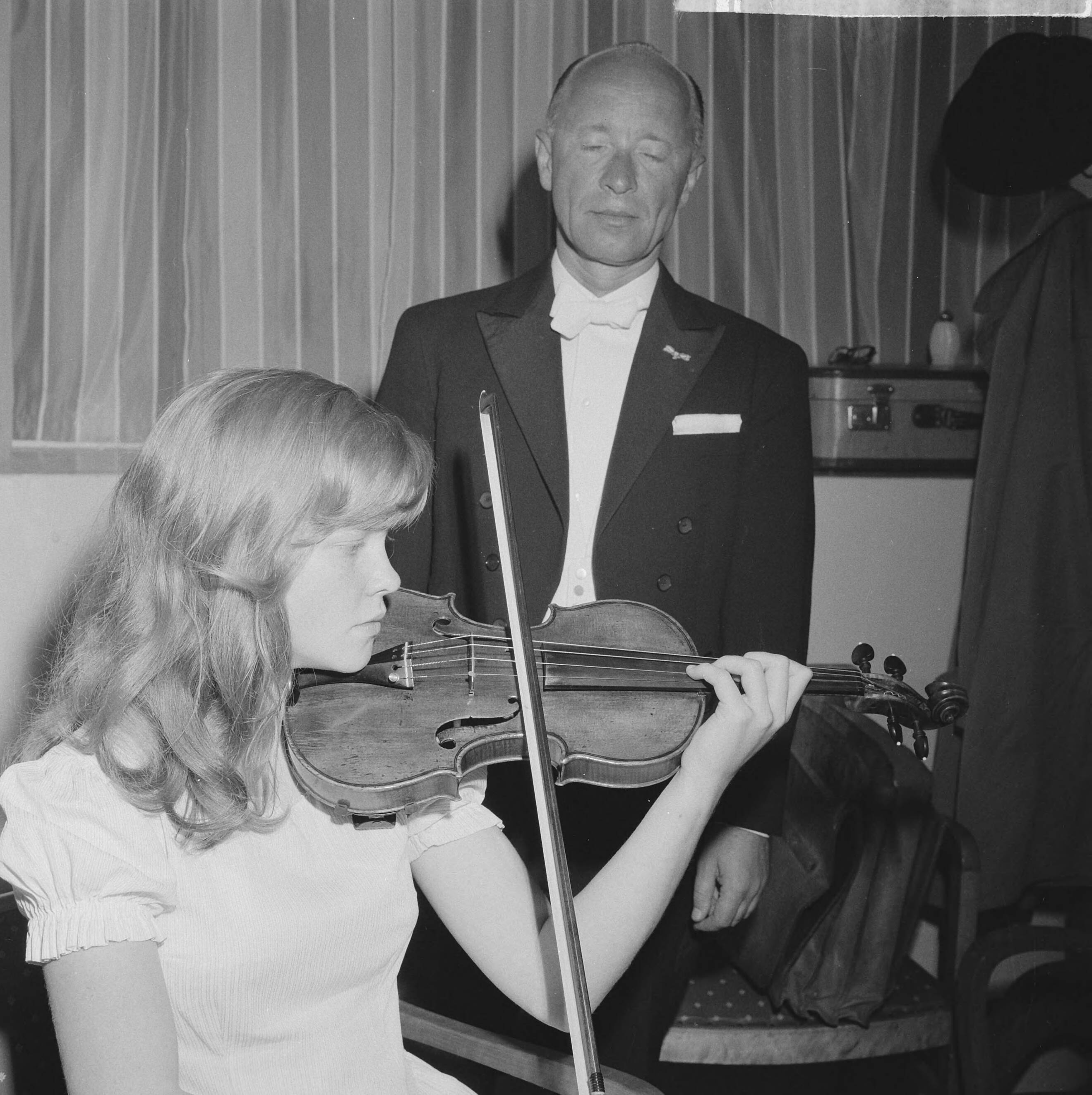 Fotocollectie Anefo — Emmy Verhey (13) violiste (opdracht De Telegraaf). Achter haar dirigent Paul Hupperts — Foto: Koch, Eric / Anefo. Licentie: Set B: Rechtenvrij / Publiek Domein. Bron: Nationaal Archief. http://hdl.handle.net/10648/aa15f1d2-d0b4-102d-bcf8-003048976d84