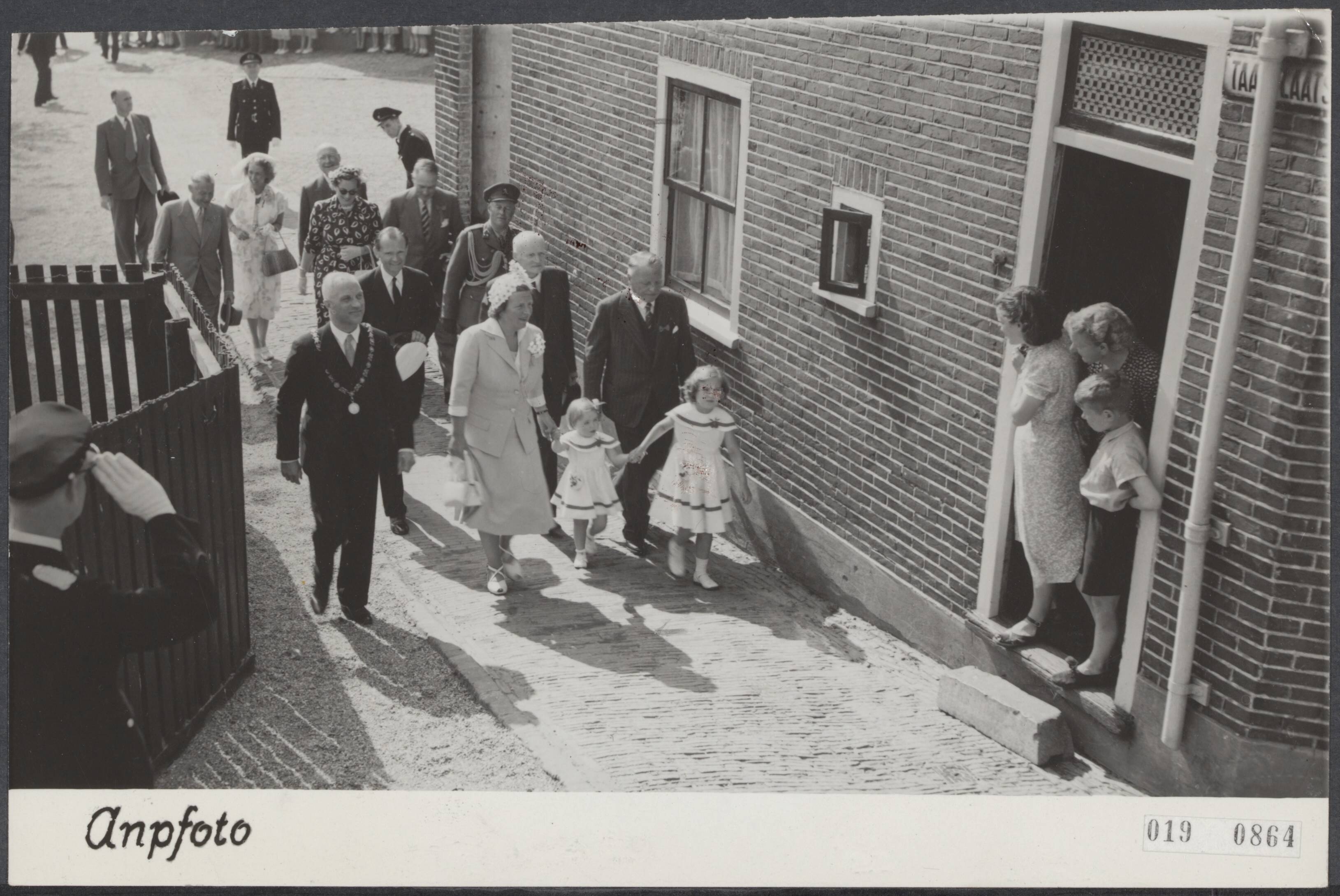 Fotocollectie Elsevier Binnenland — Prinses Margriet, bijgestaan door oud-minister Dekker, heeft te Spaarndam een monument, een jongensfiguur voorstellende, onthuld. Op het voetstuk van dit monument is de inscriptie "opgedragen aan onze jeugd als een huldeblijk aan de knaap die het symbool werd van de eeuwigdurende strijd van Nederland tegen het water". Immers, in het buitenland staat het vast, dat een Nederlands jongetje, Pieter, een gehele nacht met zijn duim in een gaatje van de dijk bij Spaarndam hield om zodoende het wassende water te beletten de dijk te doorbreken en Haarlem te overspoelen. Prinses Margriet was tezamen met koningin Juliana en de kleine prinses Marijke (Christina) met de "Piet Hein" van Haarlem naar Spaarndam gekomen — Foto: ANP / RVD of rechtenvrij. Licentie: Set B: Rechtenvrij / Publiek Domein. Bron: Nationaal Archief. http://hdl.handle.net/10648/adc7e45c-d0b4-102d-bcf8-003048976d84