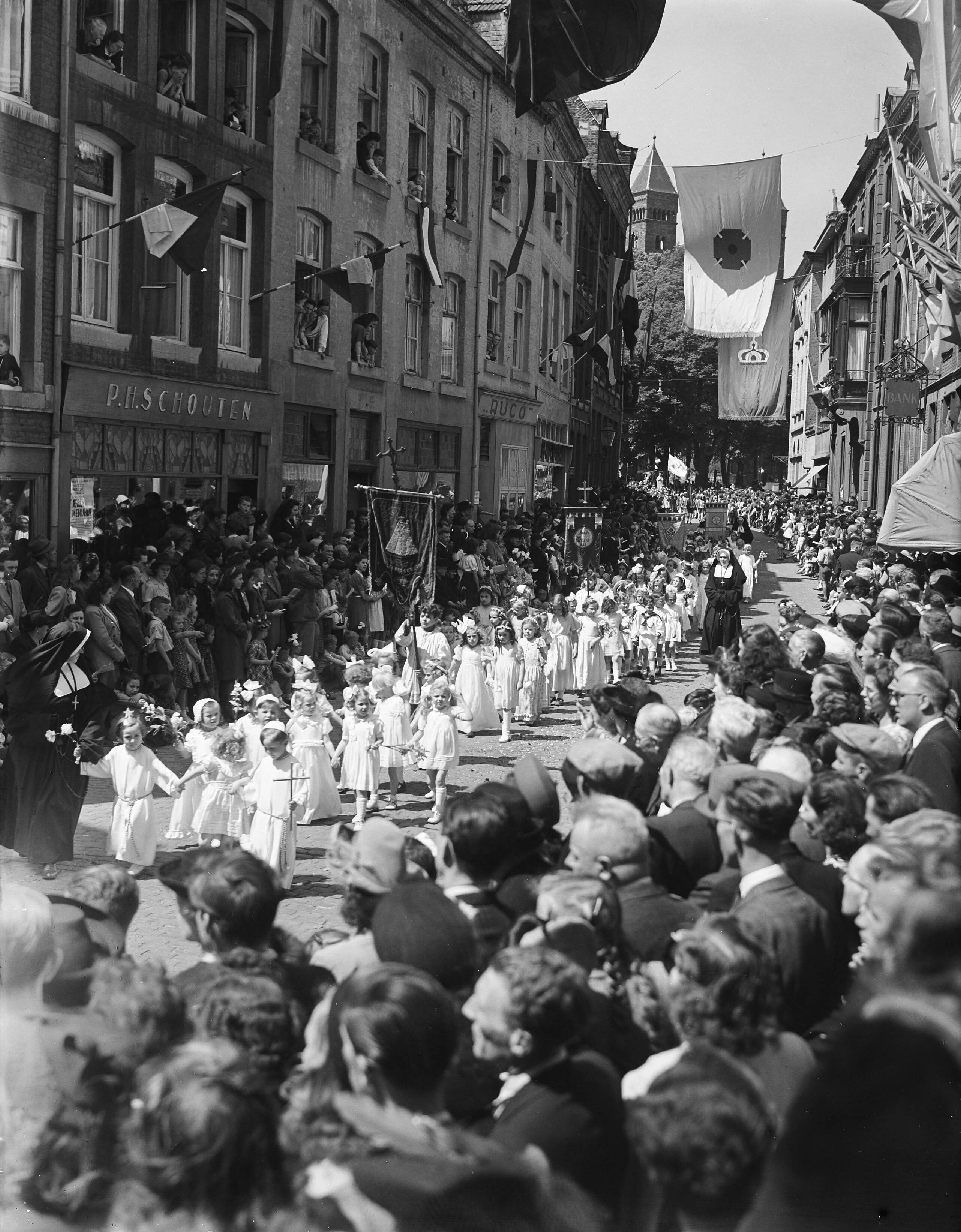 Fotocollectie Anefo — St. Servaasprocessie te Maastricht. Door de Bredestraat — Foto: Moedrik, D. / Anefo. Licentie: Set B: Rechtenvrij / Publiek Domein. Bron: Nationaal Archief. http://hdl.handle.net/10648/a8b6cbe0-d0b4-102d-bcf8-003048976d84
