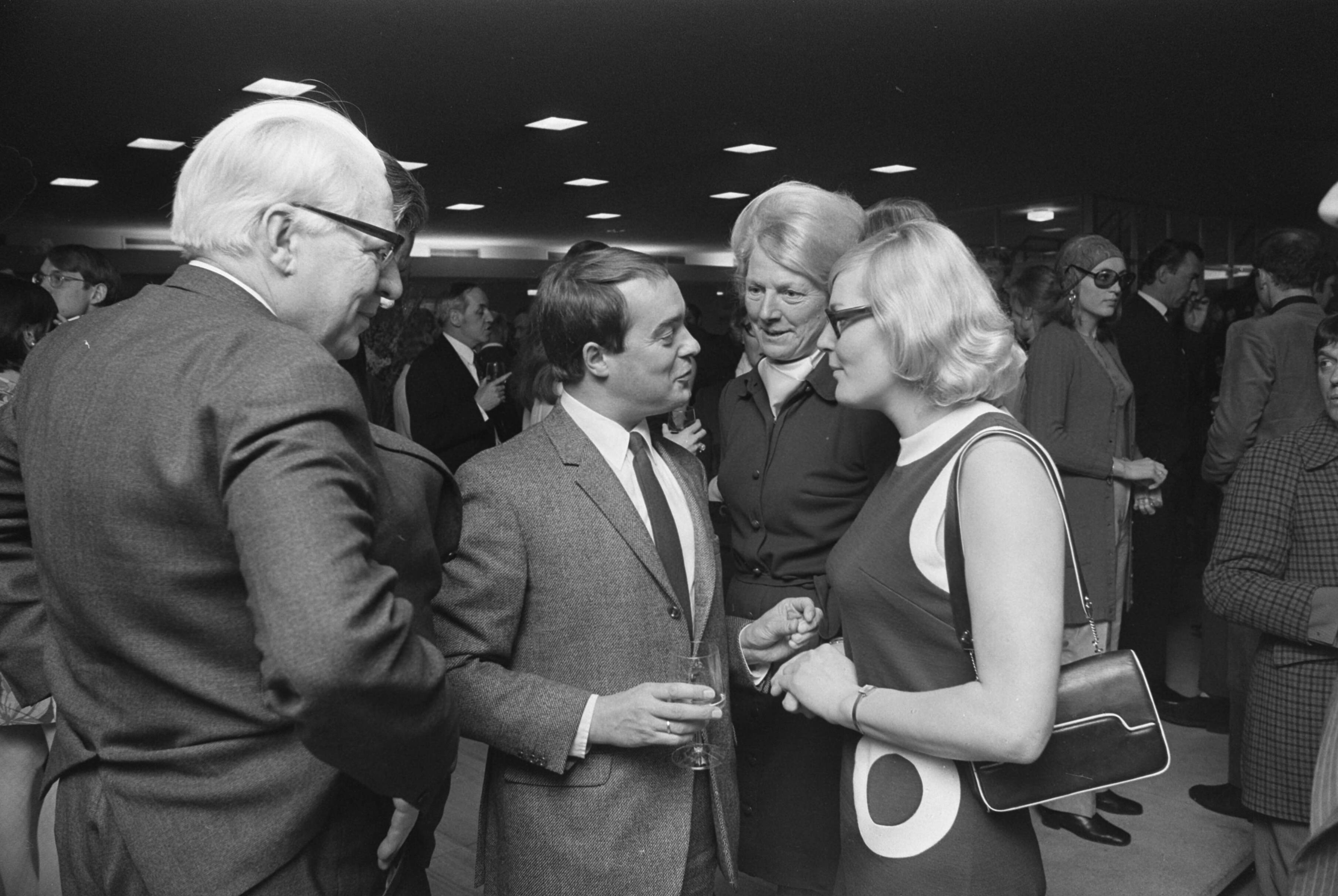 Fotocollectie Anefo — Nederlandse premiere van film over Olympische Spelen van Mexico in Den Haag . Opdracht Columbia. Ada Kok en mevrouw Fanny Blankers-Koen en Mexicaanse — Foto: Verhoeff, Bert / Anefo. Licentie: Set B: Rechtenvrij / Publiek Domein. Bron: Nationaal Archief. http://hdl.handle.net/10648/ab8ff0ee-d0b4-102d-bcf8-003048976d84