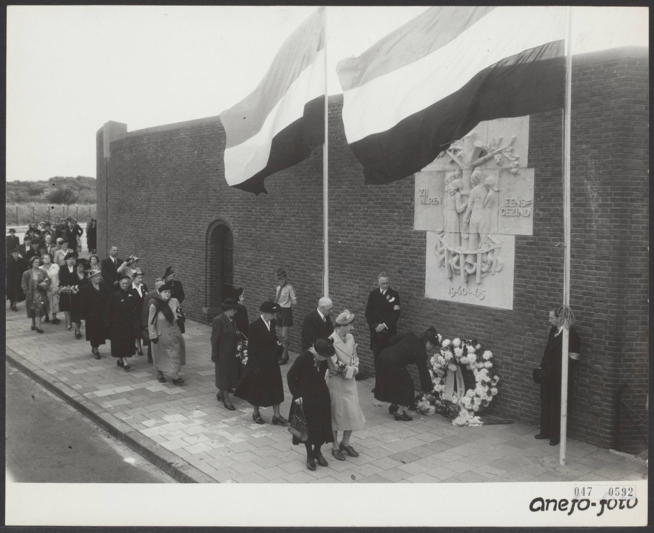 Fotocollectie Elsevier Binnenland — Dodenherdenking bij het voormalige Oranjehotel te Scheveningen — Foto: Fotograaf Onbekend / Anefo. Licentie: Set B: Rechtenvrij / Publiek Domein. Bron: Nationaal Archief. http://hdl.handle.net/10648/adffd1f0-d0b4-102d-bcf8-003048976d84