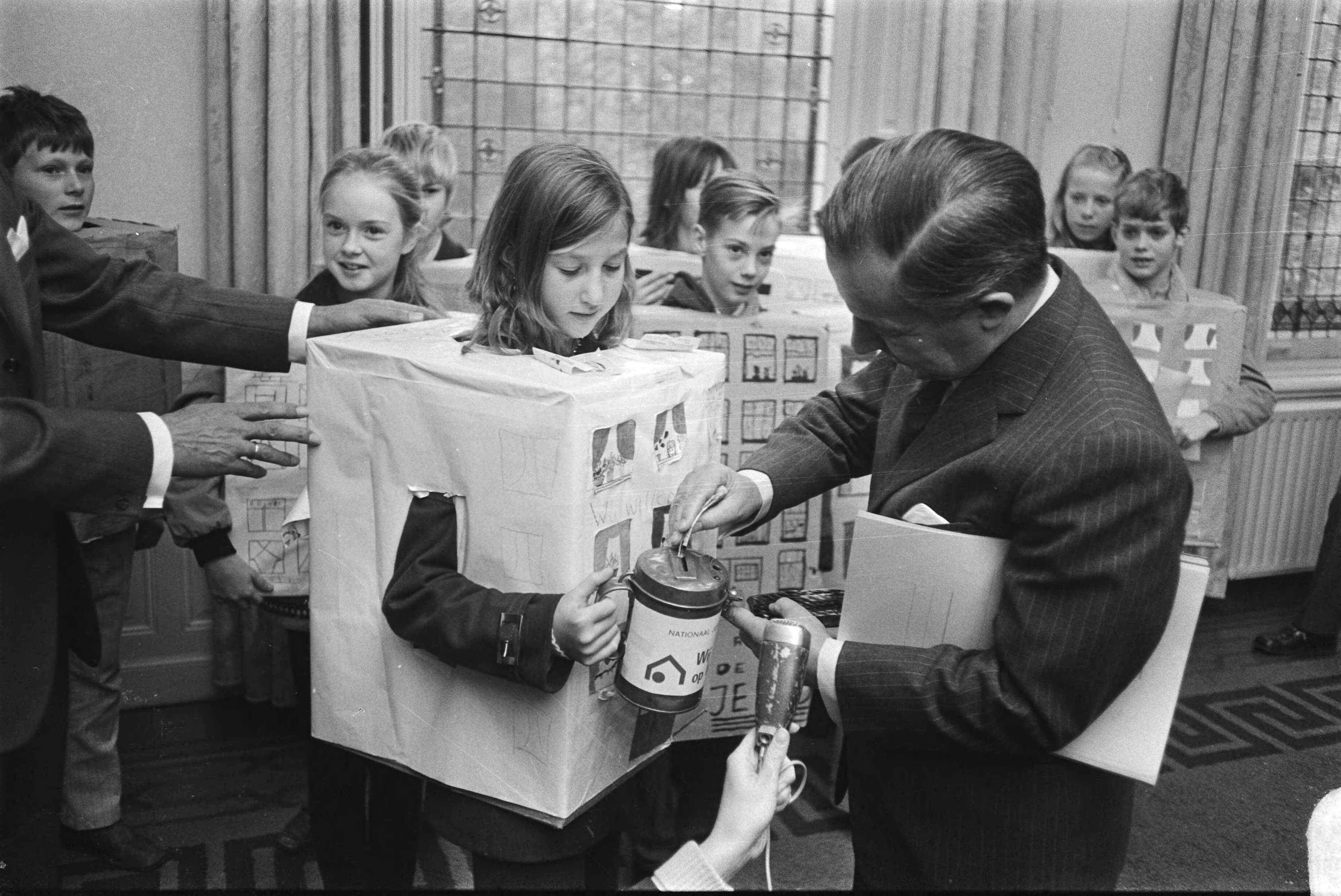Fotocollectie Anefo — Vijfhonderd lagere schoolkinderen vragen Premier De Jong om speel- en leefruimte, Den Haag — Foto: Koch, Eric / Anefo. Licentie: Set B: Rechtenvrij / Publiek Domein. Bron: Nationaal Archief. http://hdl.handle.net/10648/abaa1992-d0b4-102d-bcf8-003048976d84