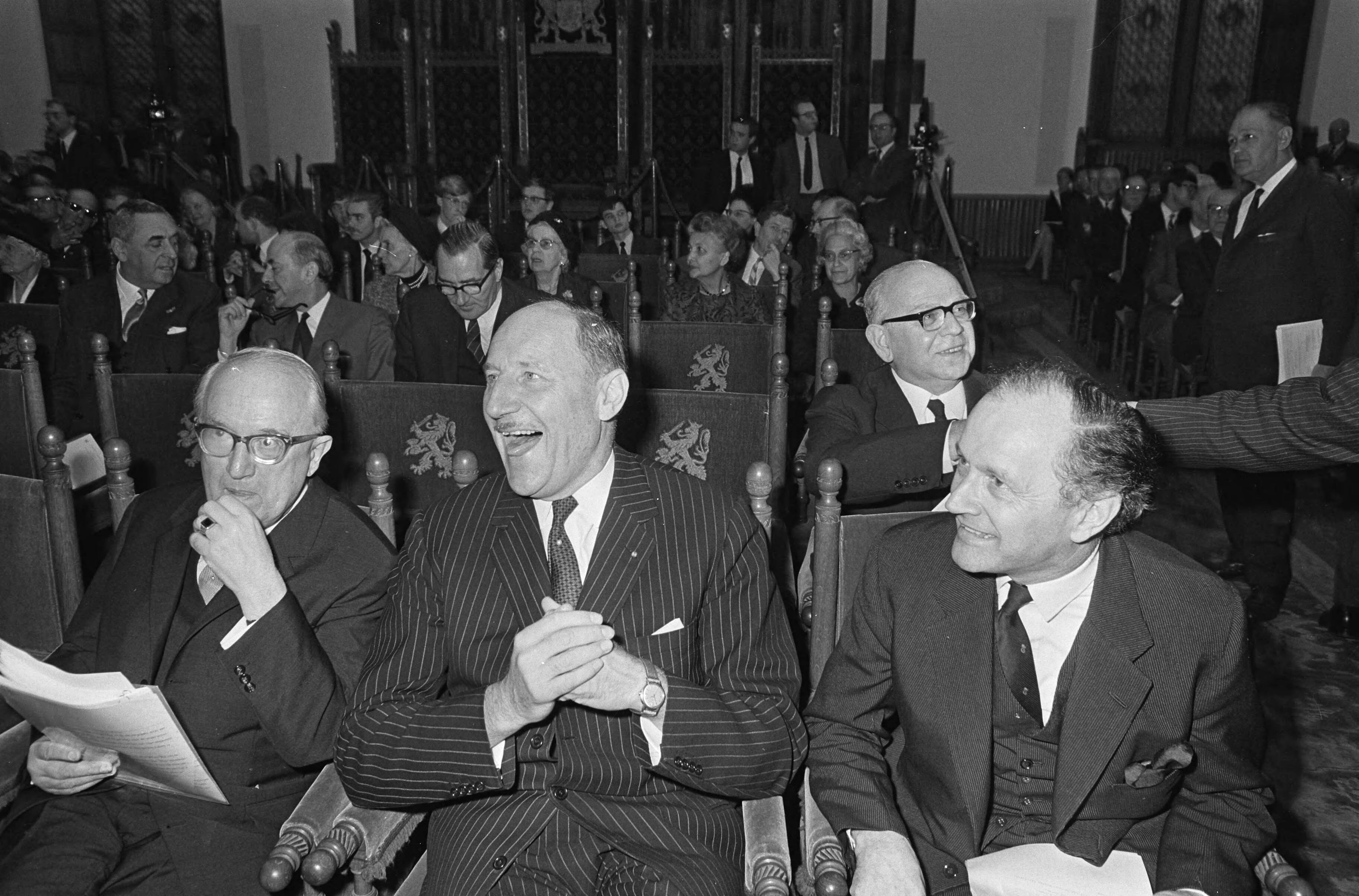 Fotocollectie Anefo — Twintigjarig bestaan Europese Beweging in Ridderzaal Den Haag . Luns in gesprek met professor Hallstein en Lord Chalfont — Foto: Nijs, Jac. de / Anefo. Licentie: Set B: Rechtenvrij / Publiek Domein. Bron: Nationaal Archief. http://hdl.handle.net/10648/ab2cd18a-d0b4-102d-bcf8-003048976d84