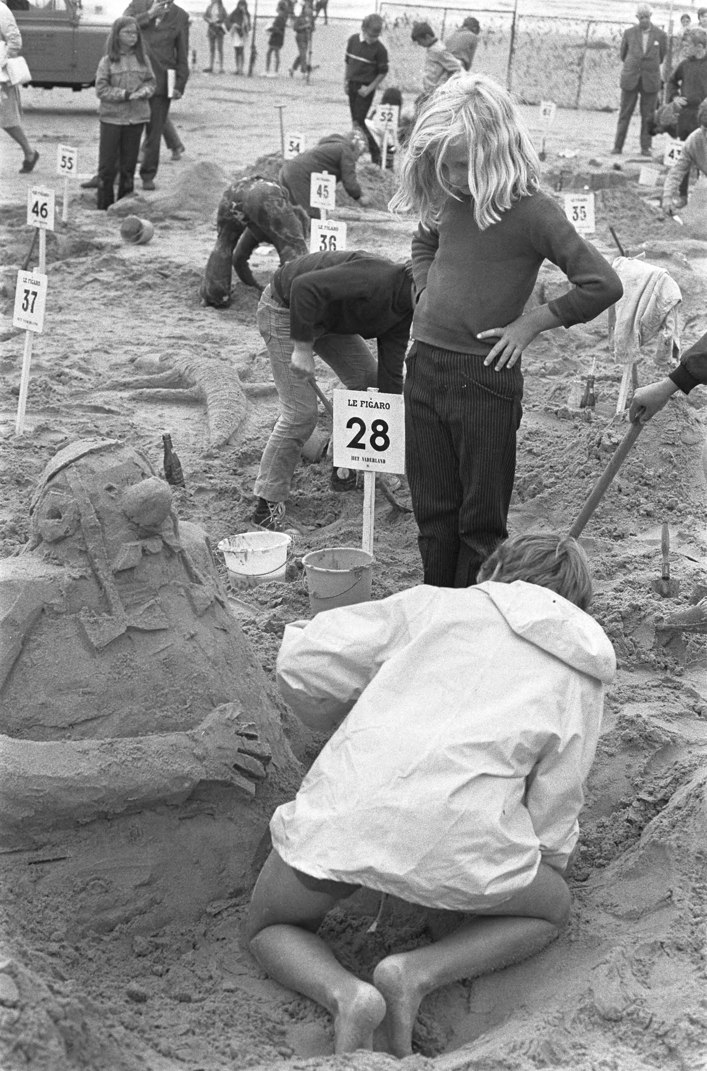Fotocollectie Anefo — Nationale zandbouwwedstrijd in Scheveningen — Foto: Peters, Hans / Anefo. Licentie: Set B: Rechtenvrij / Publiek Domein. Bron: Nationaal Archief. http://hdl.handle.net/10648/abc6cb64-d0b4-102d-bcf8-003048976d84