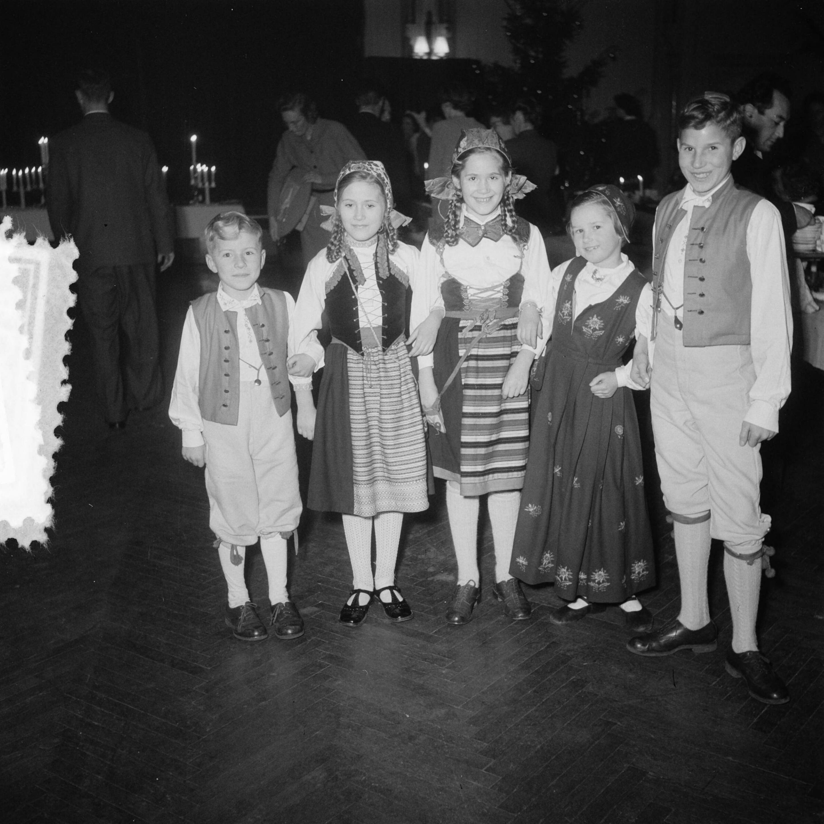 Sint Lucasfeest in de Zwitserse legatie te Den Haag — Foto: Noske, J.D. / Anefo. — Licentie: Set B: Rechtenvrij / Publiek Domein. Bron: Nationaal Archief. http://hdl.handle.net/10648/a8f30506-d0b4-102d-bcf8-003048976d84