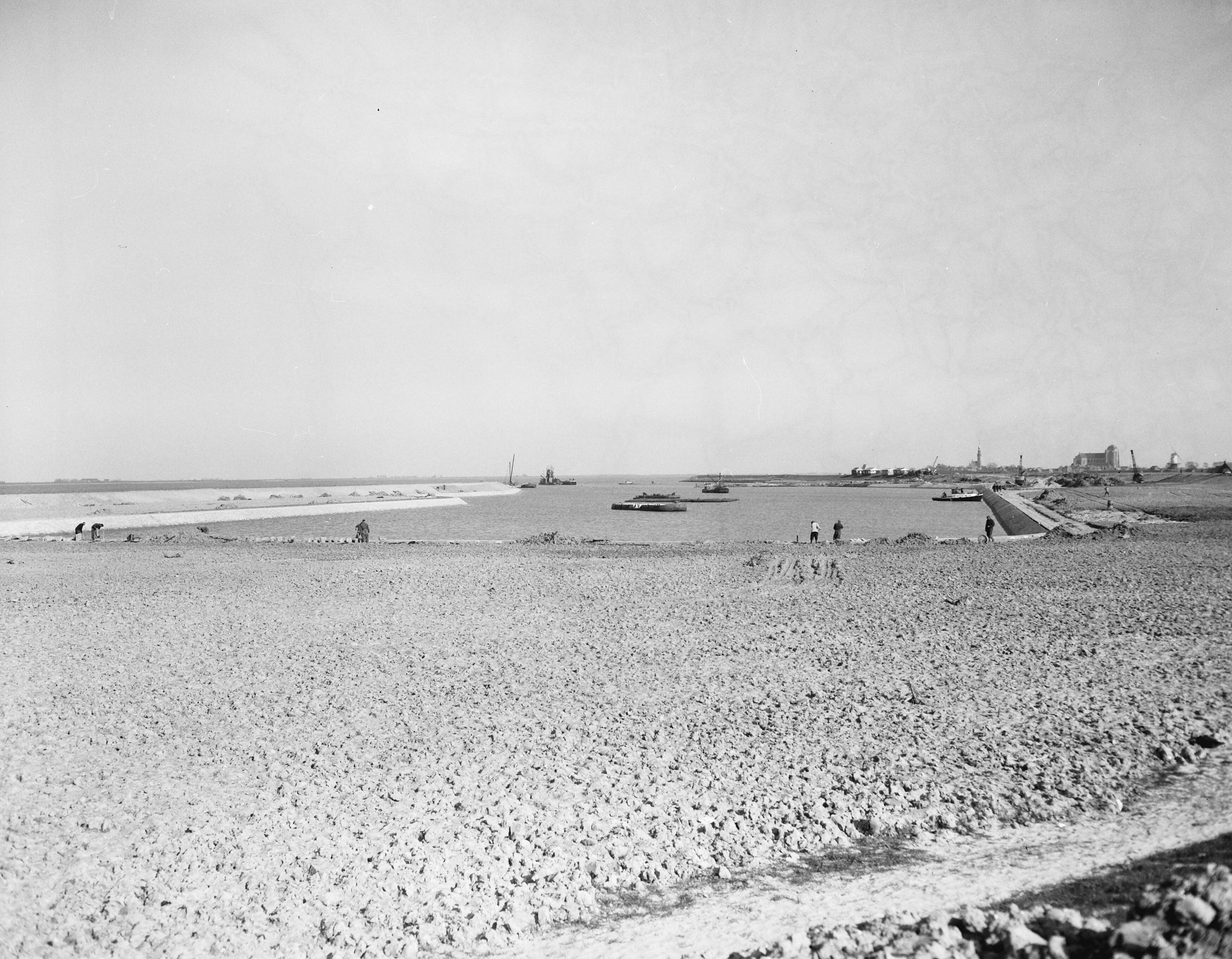 Fotocollectie Anefo — Werkzaamheden Deltaplan bij Veere — Foto: Bilsen, Joop van / Anefo. Licentie: Set B: Rechtenvrij / Publiek Domein. Bron: Nationaal Archief. http://hdl.handle.net/10648/a95d256c-d0b4-102d-bcf8-003048976d84