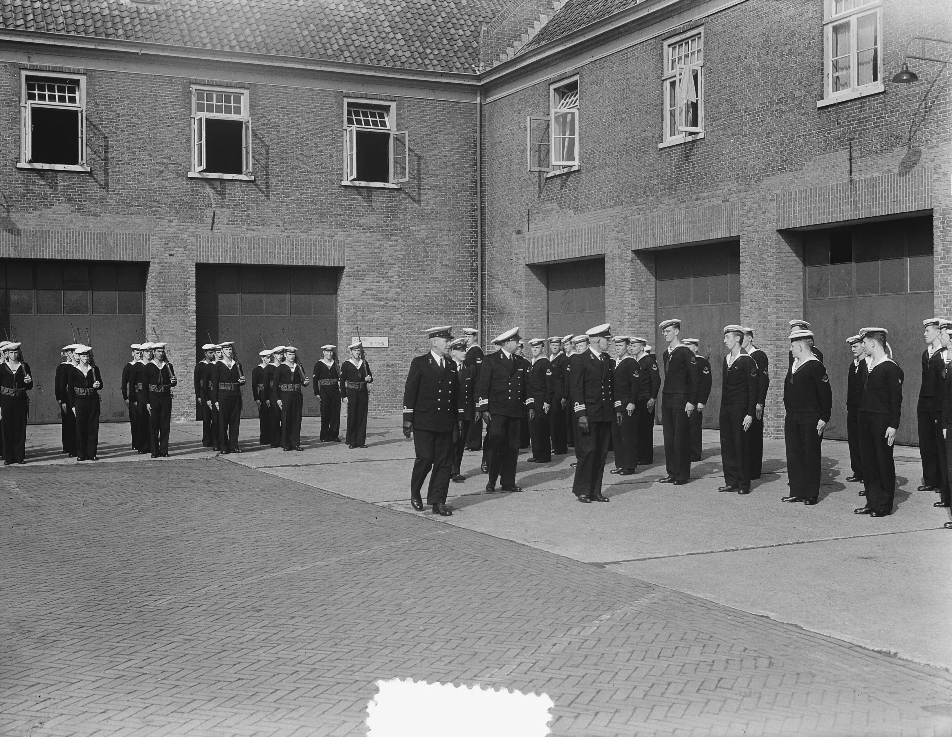 Beëdiging marine-officieren in Den Haag — Foto: Vogel, Carel L. de / Anefo. — Licentie: Set B: Rechtenvrij / Publiek Domein. Bron: Nationaal Archief. http://hdl.handle.net/10648/a8efef7e-d0b4-102d-bcf8-003048976d84