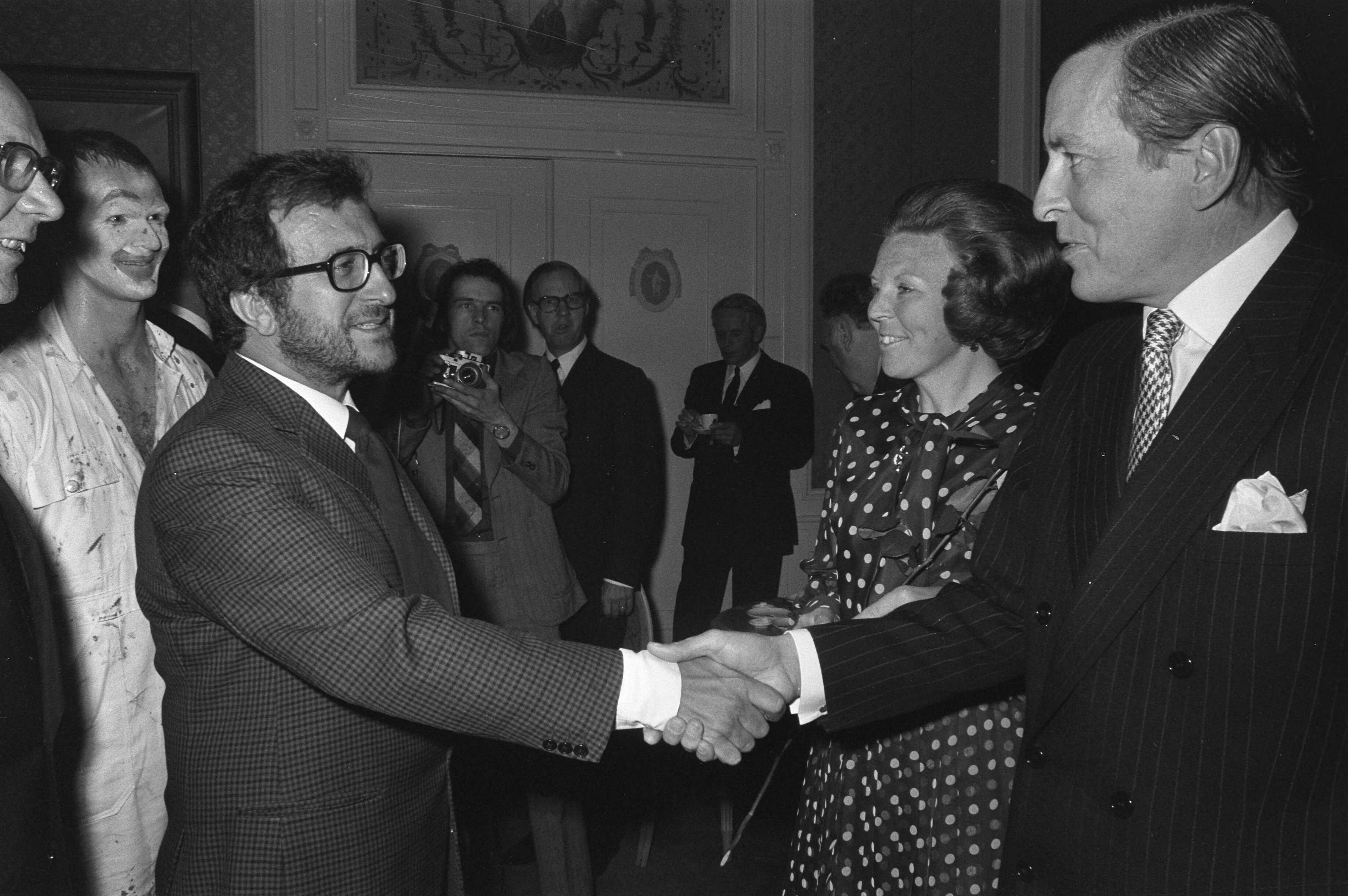 Holland-Festival 1972 in Den Haag — Tijdens de opening van het Holland Festival in de Koninklijke Schouwburg te Den Haag wordt de Italiaanse componist Luciano Berio voorgesteld aan prinses Beatrix en prins Claus — Foto: Fotograaf Onbekend / Anefo. Licentie: Set B: Rechtenvrij / Publiek Domein. Bron: Nationaal Archief. http://hdl.handle.net/10648/abecb644-d0b4-102d-bcf8-003048976d84