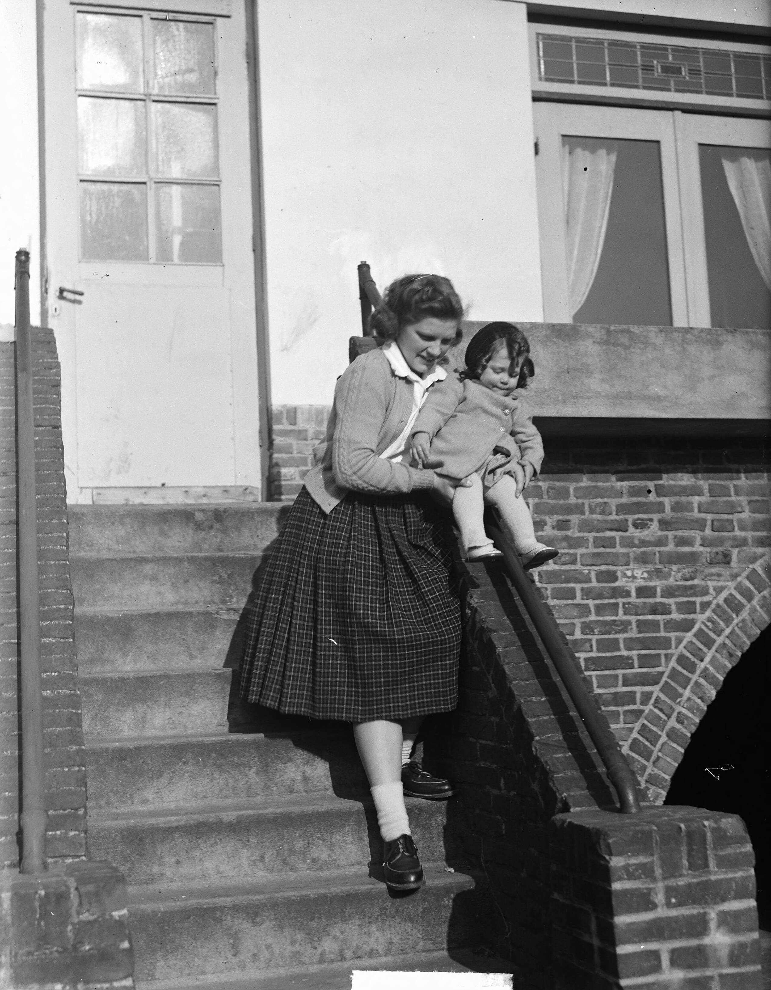 Fotocollectie Anefo — Kindje Familie Wernes-Smeders te Zeist — Foto: Merk, Ben / Anefo. Licentie: Set B: Rechtenvrij / Publiek Domein. Bron: Nationaal Archief. http://hdl.handle.net/10648/a8c476be-d0b4-102d-bcf8-003048976d84