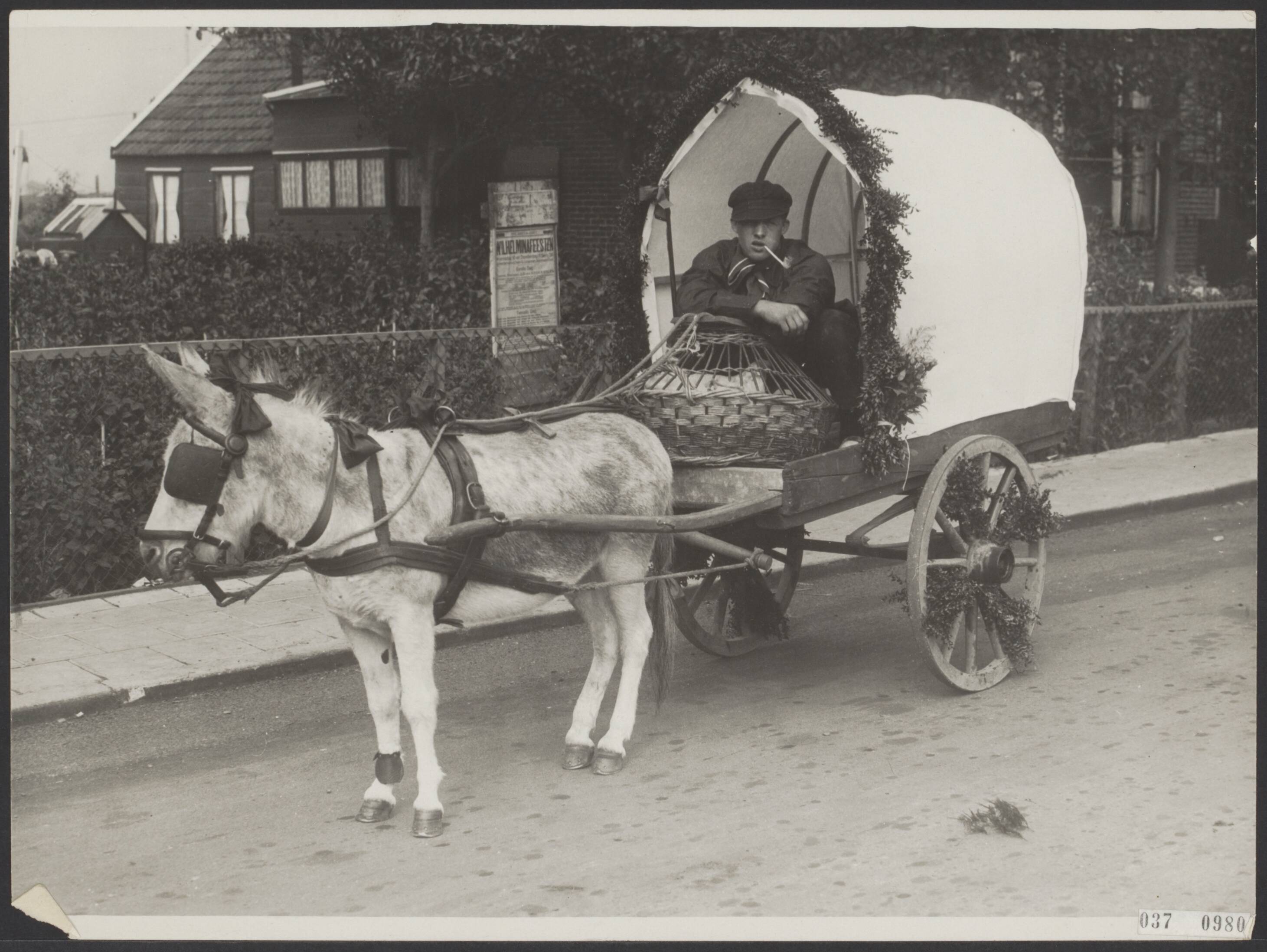 Fotocollectie Elsevier Binnenland — Kippenboer te Aalsmeer met versierde ezelswagen — Foto: Vogt & Peets (Internationaal Illustratiebureau). Licentie: Set B: Rechtenvrij / Publiek Domein. Bron: Nationaal Archief. http://hdl.handle.net/10648/adef7e18-d0b4-102d-bcf8-003048976d84