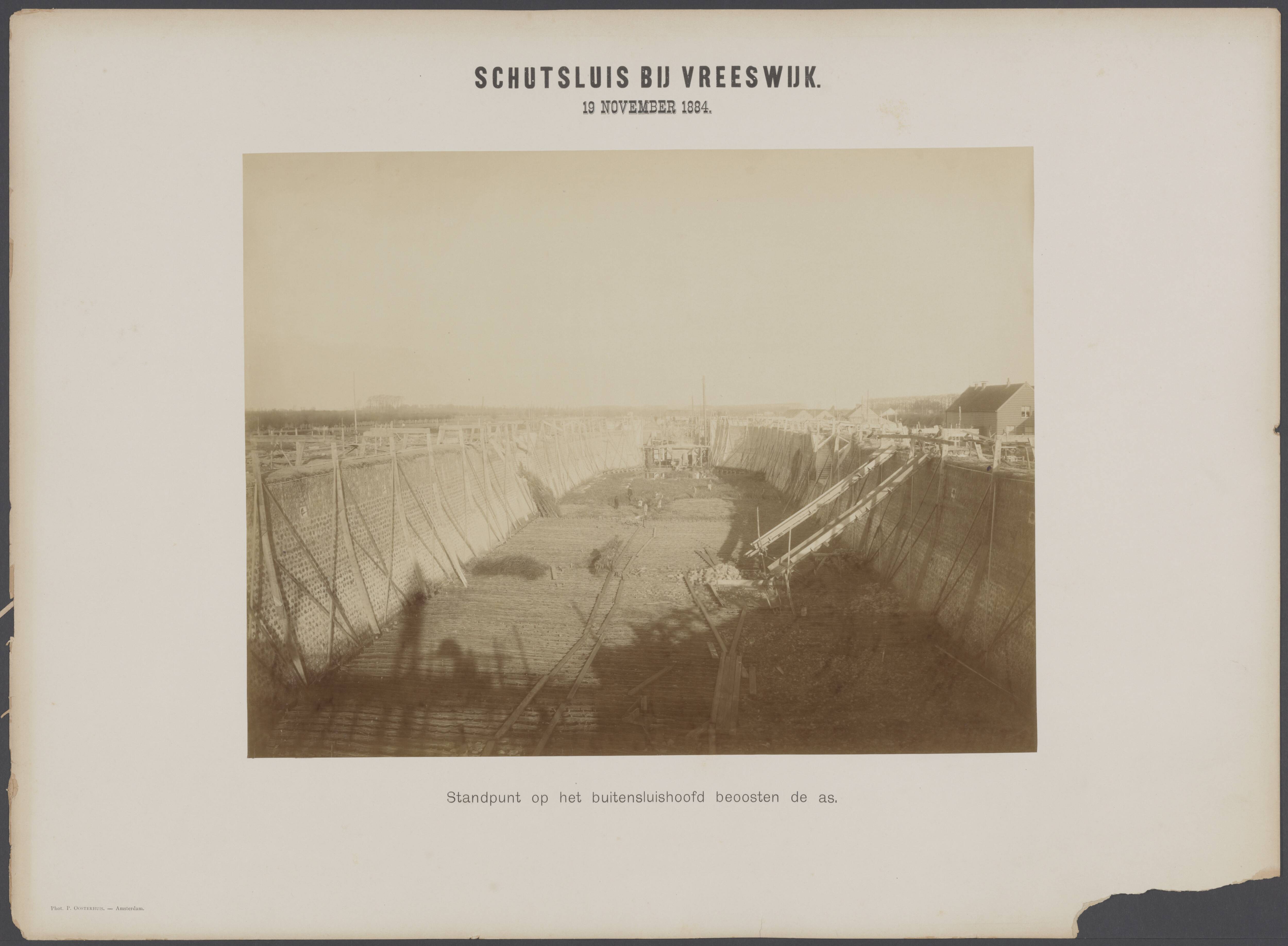 Merwedekanaal ten zuiden van Utrecht — Bouw van een schutsluis bij Vreeswijk. Sluisput met gemetselde wanden. Standpunt op het buitensluishoofd beoosten de as — Foto: Oosterhuis, Pieter. Licentie: Set B: Rechtenvrij / Publiek Domein. Bron: Nationaal Archief. http://hdl.handle.net/10648/af0b722a-d0b4-102d-bcf8-003048976d84