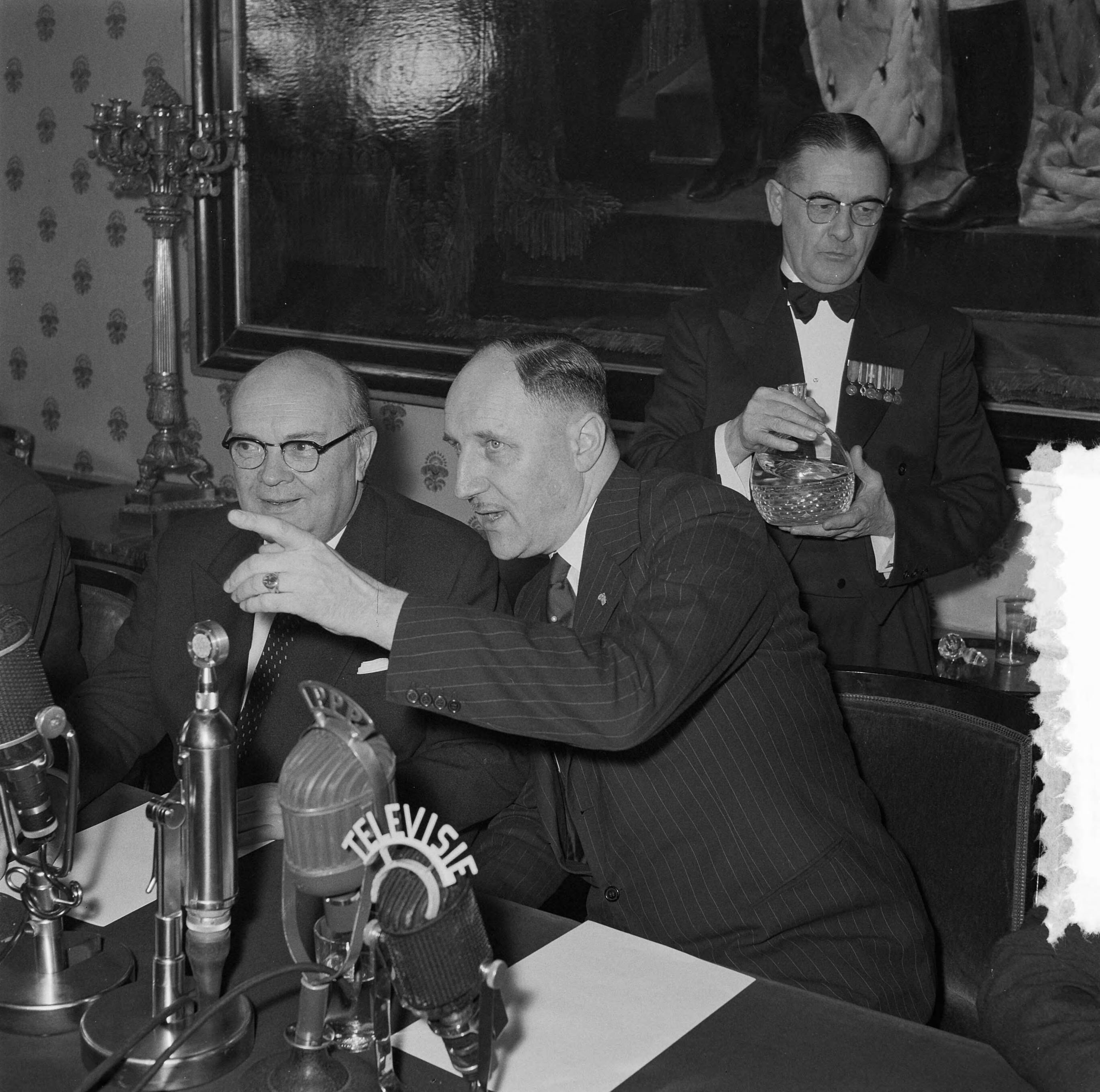 Fotocollectie Anefo — Besprekingen tussen de Belgische minister Paul H. Spaak en minister Luns te Den Haag — Foto: Behrens, Herbert F. / Anefo. Licentie: Set B: Rechtenvrij / Publiek Domein. Bron: Nationaal Archief. http://hdl.handle.net/10648/a9571276-d0b4-102d-bcf8-003048976d84