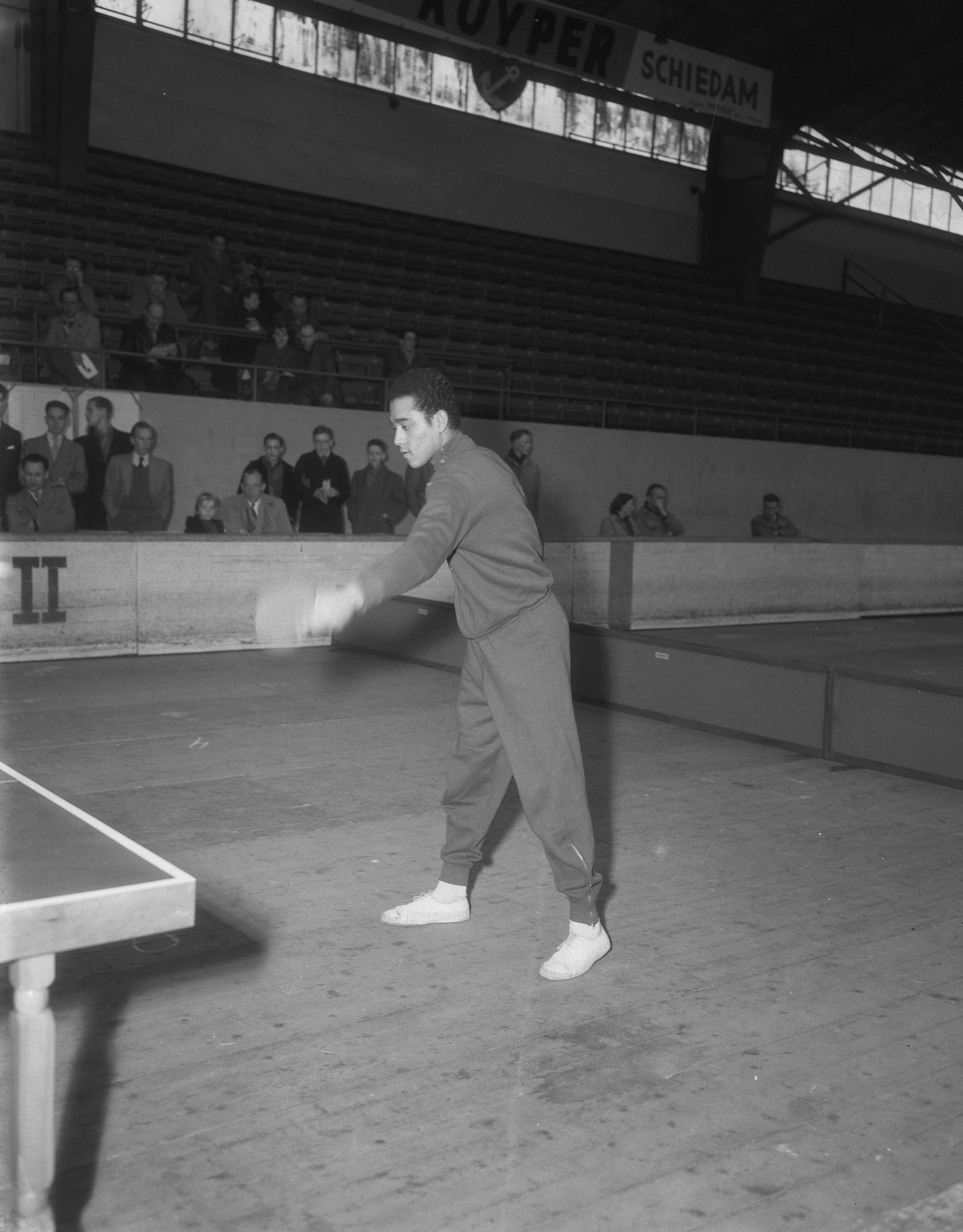 Fotocollectie Anefo — Tafeltenniskampioenschappen in Houtrust te Den Haag — Foto: Duinen, G.W. van / Anefo. Licentie: Set B: Rechtenvrij / Publiek Domein. Bron: Nationaal Archief. http://hdl.handle.net/10648/a91f37ac-d0b4-102d-bcf8-003048976d84