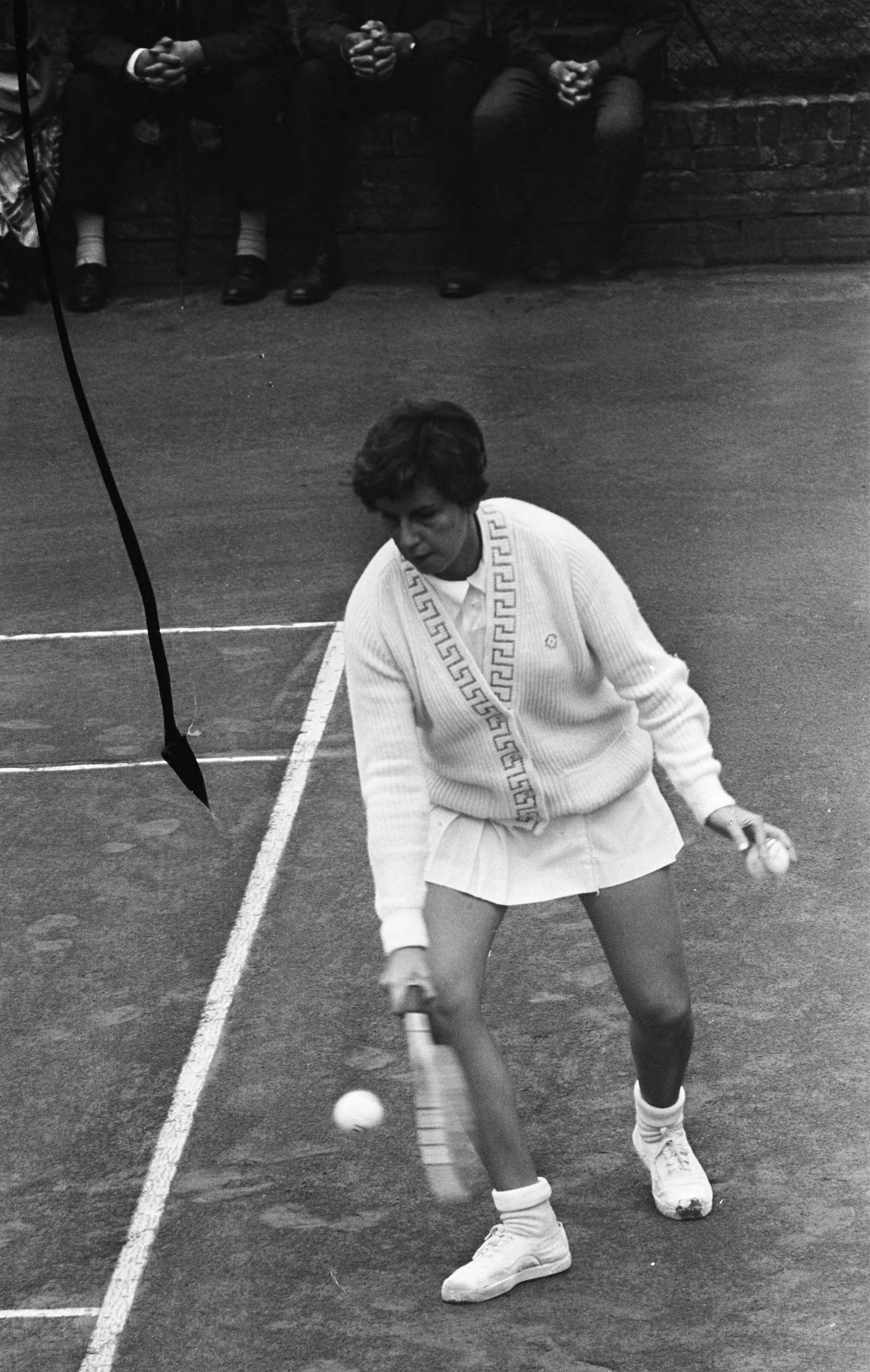 Fotocollectie Anefo — Tennis te Hilversum. Maria Bueno tijdens haar kwartfinale wedstrijd tegen Robyn Ebbern — Foto: Gelderen, Hugo van / Anefo. Licentie: Set B: Rechtenvrij / Publiek Domein. Bron: Nationaal Archief. http://hdl.handle.net/10648/aa71ef28-d0b4-102d-bcf8-003048976d84