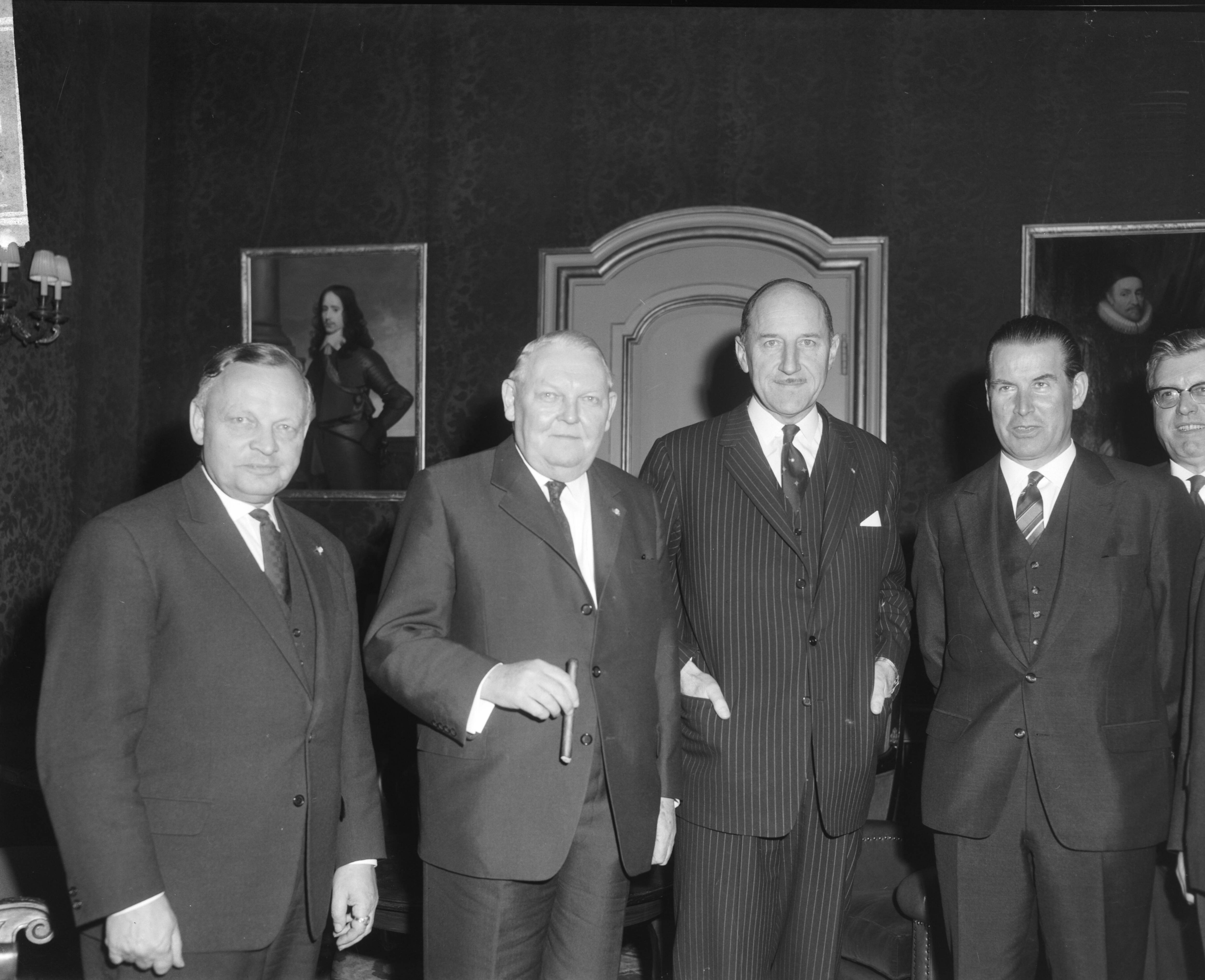 Fotocollectie Anefo — Bondskanselier Erhard en minister Schroder besprekingen gevoerd te Den Haag met Ministerie Van Buitenlandse Zaken — Foto: Bilsen, Joop van / Anefo. Licentie: Set B: Rechtenvrij / Publiek Domein. Bron: Nationaal Archief. http://hdl.handle.net/10648/aa5cbfa4-d0b4-102d-bcf8-003048976d84