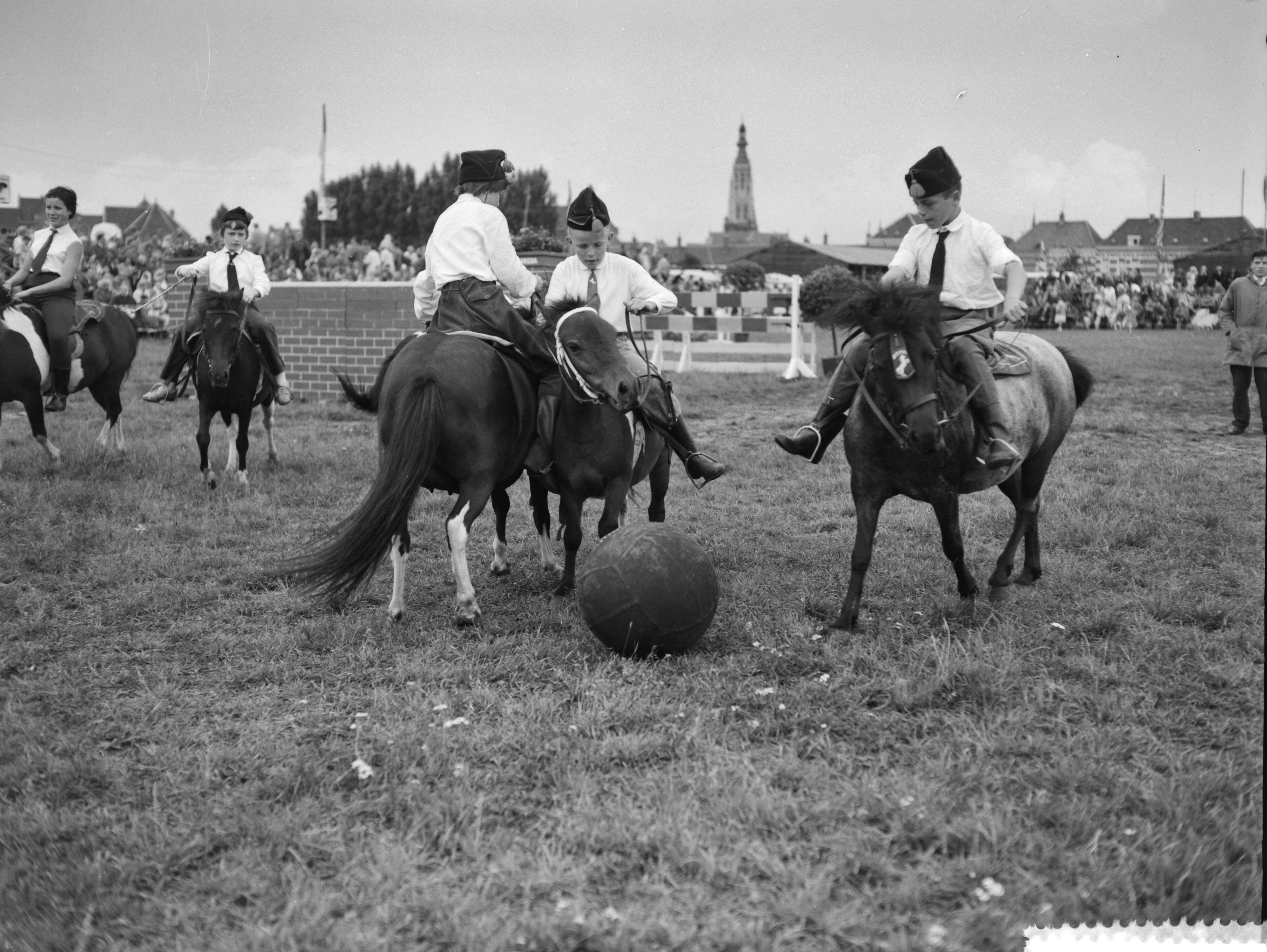 Fotocollectie Anefo — Concours hippique te Breda. De landelijke rijvereniging Bemmel en Omstreden gaf een demonstratie "pony voetbal" — Foto: Rossem, Wim van / Anefo. Licentie: Set B: Rechtenvrij / Publiek Domein. Bron: Nationaal Archief. http://hdl.handle.net/10648/a9b59e72-d0b4-102d-bcf8-003048976d84