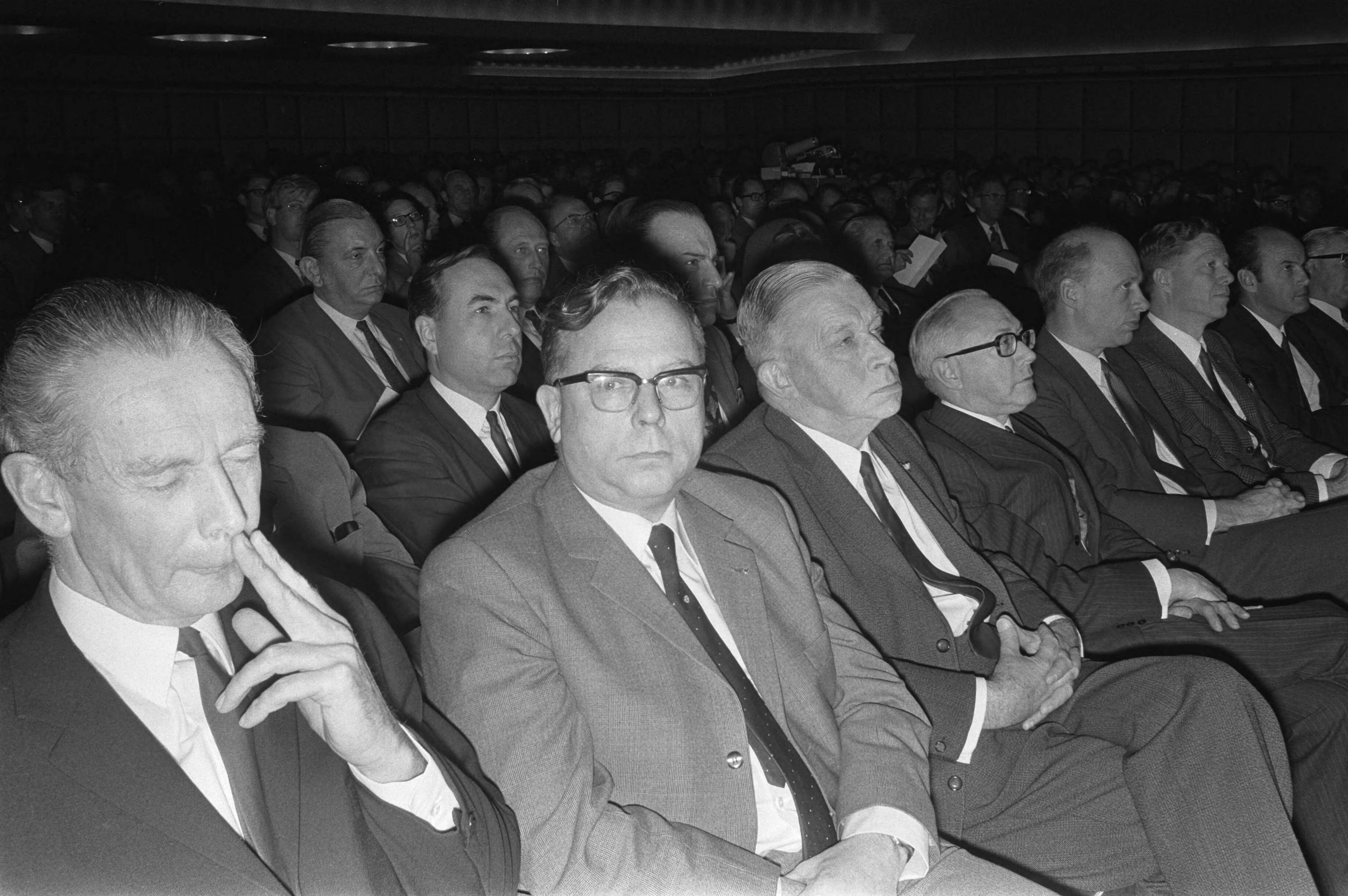 Fotocollectie Anefo — Congres van Nederlandse Wegen Congres , Utrecht, overzicht zaal — Foto: Peters, Hans / Anefo. Licentie: Set B: Rechtenvrij / Publiek Domein. Bron: Nationaal Archief. http://hdl.handle.net/10648/abda763c-d0b4-102d-bcf8-003048976d84