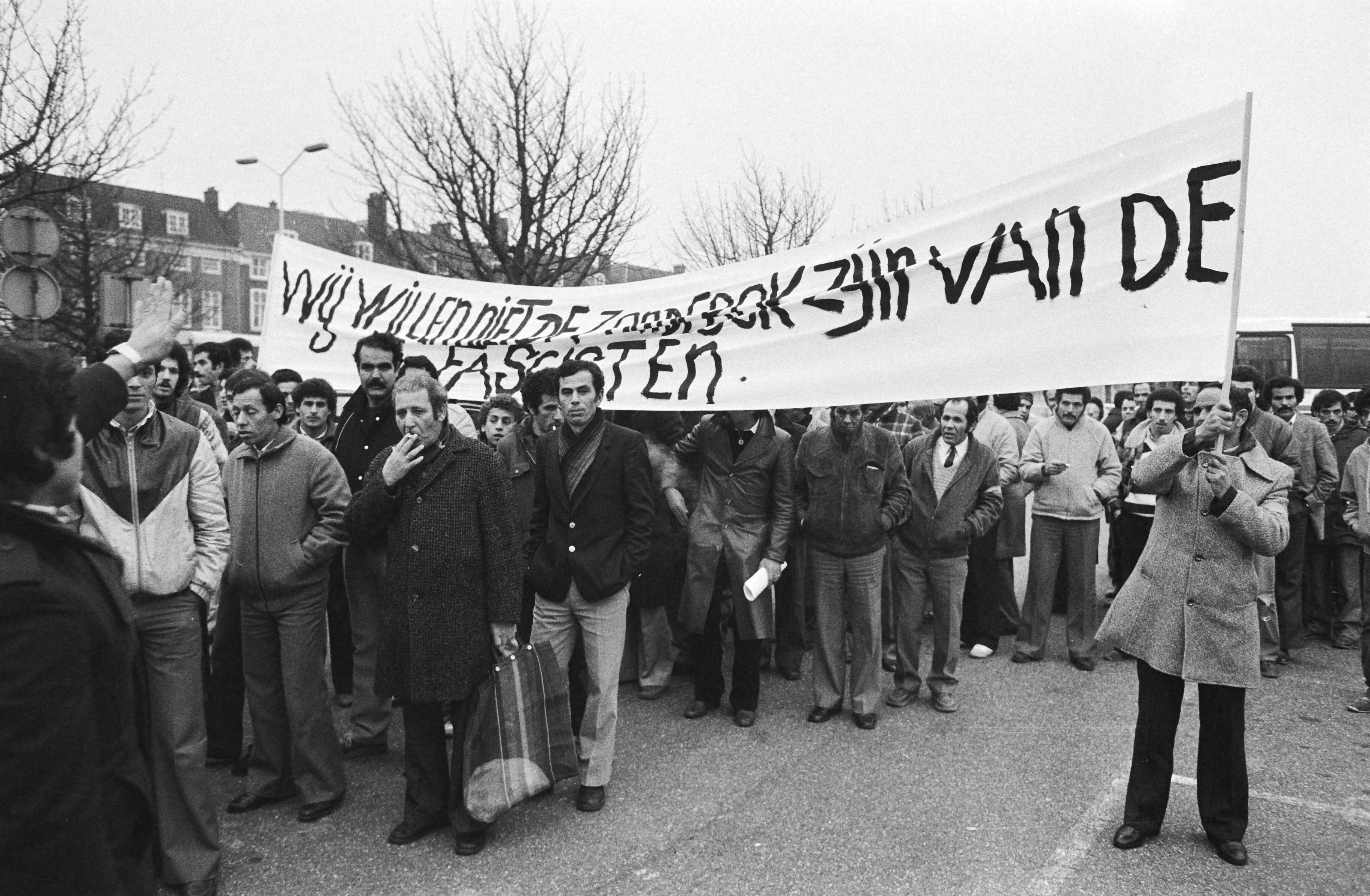 Marokkanen demonstreren in Den Haag tegen toenemende kritiek op buitenlandse werknemers — Den Haag|Zuid-Holland|buitenlandse werknemers |betogingen |spandoeken — Foto: Croes, Rob C. / Anefo. Licentie: Set B: Rechtenvrij / Publiek Domein. Bron: Nationaal Archief. http://hdl.handle.net/10648/ad22b20c-d0b4-102d-bcf8-003048976d84