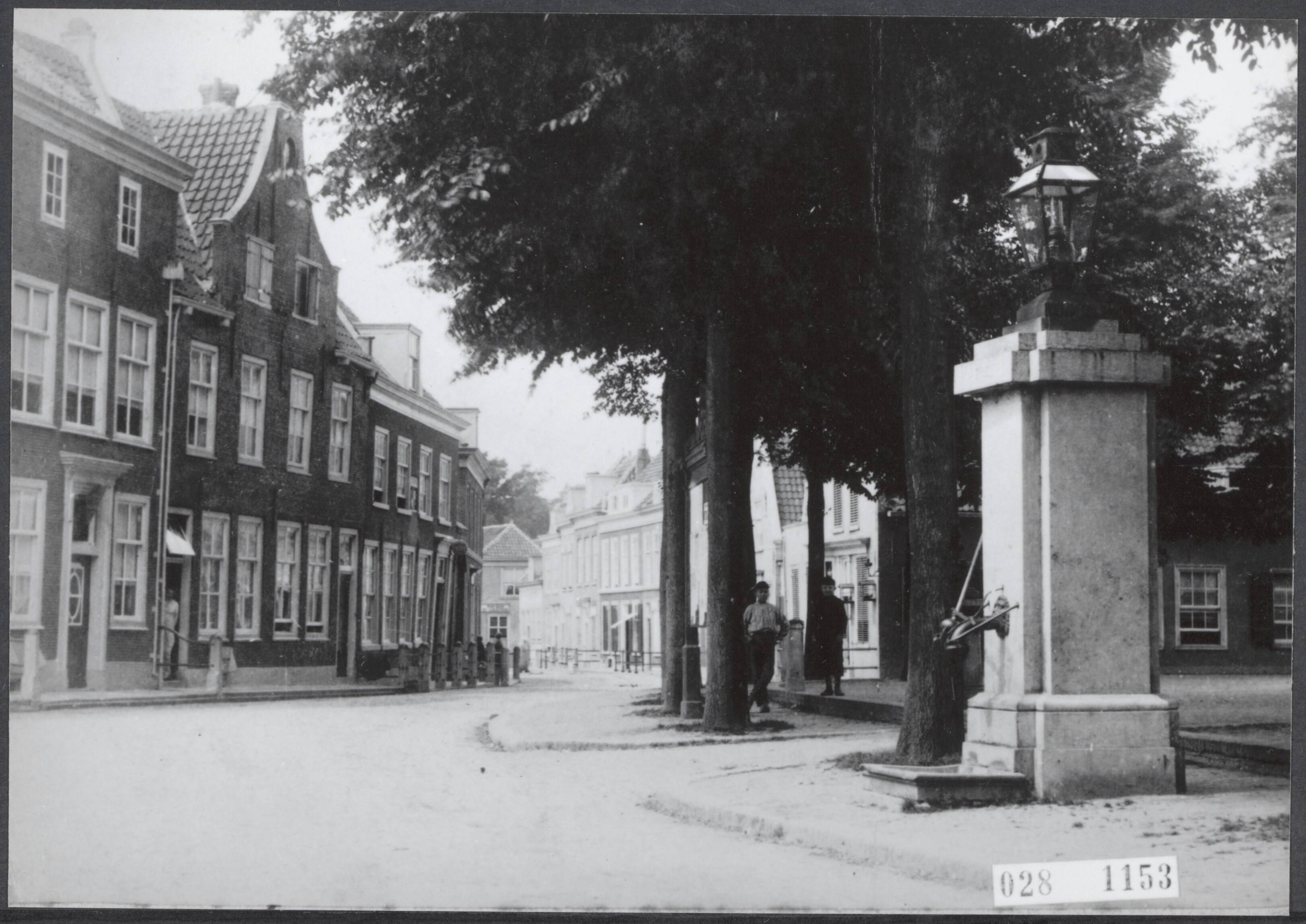 Fotocollectie Elsevier Binnenland — Kerkstraat te Rijswijk (Z.H.) met waterpomp — Foto: Onbekend / Publiek Domein of Rechtenvrij. Licentie: Set B: Rechtenvrij / Publiek Domein. Bron: Nationaal Archief. http://hdl.handle.net/10648/addfeb9c-d0b4-102d-bcf8-003048976d84
