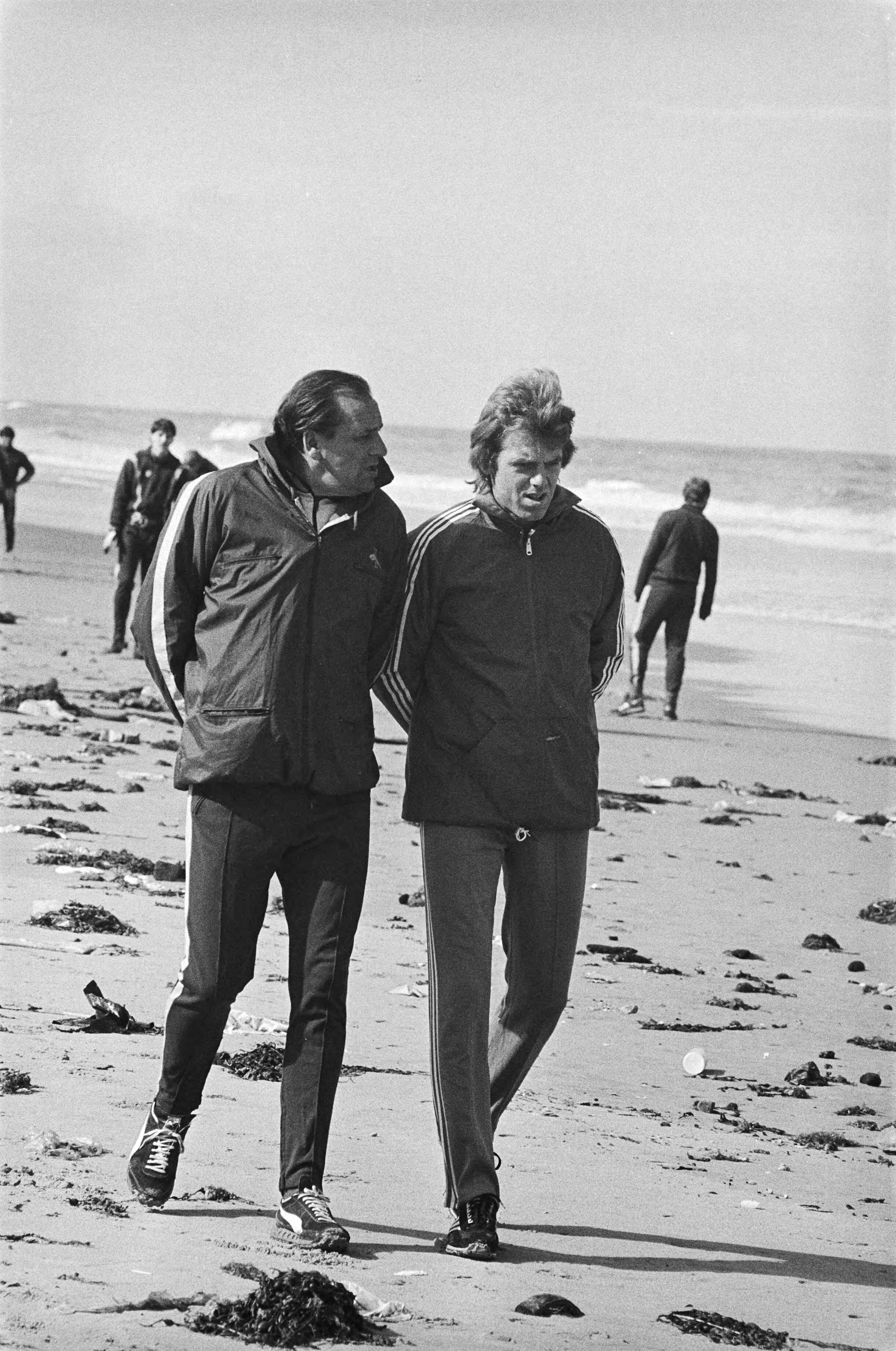 Fotocollectie Anefo — Training Ajax op Wassenaarse strand i.v.m. Europa Cup wedstrijd tegen Nottingham Forest ; Bobby Haarms en Leo Beenhakker — Foto: Suyk, Koen / Anefo. Licentie: Set B: Rechtenvrij / Publiek Domein. Bron: Nationaal Archief. http://hdl.handle.net/10648/acdeac92-d0b4-102d-bcf8-003048976d84