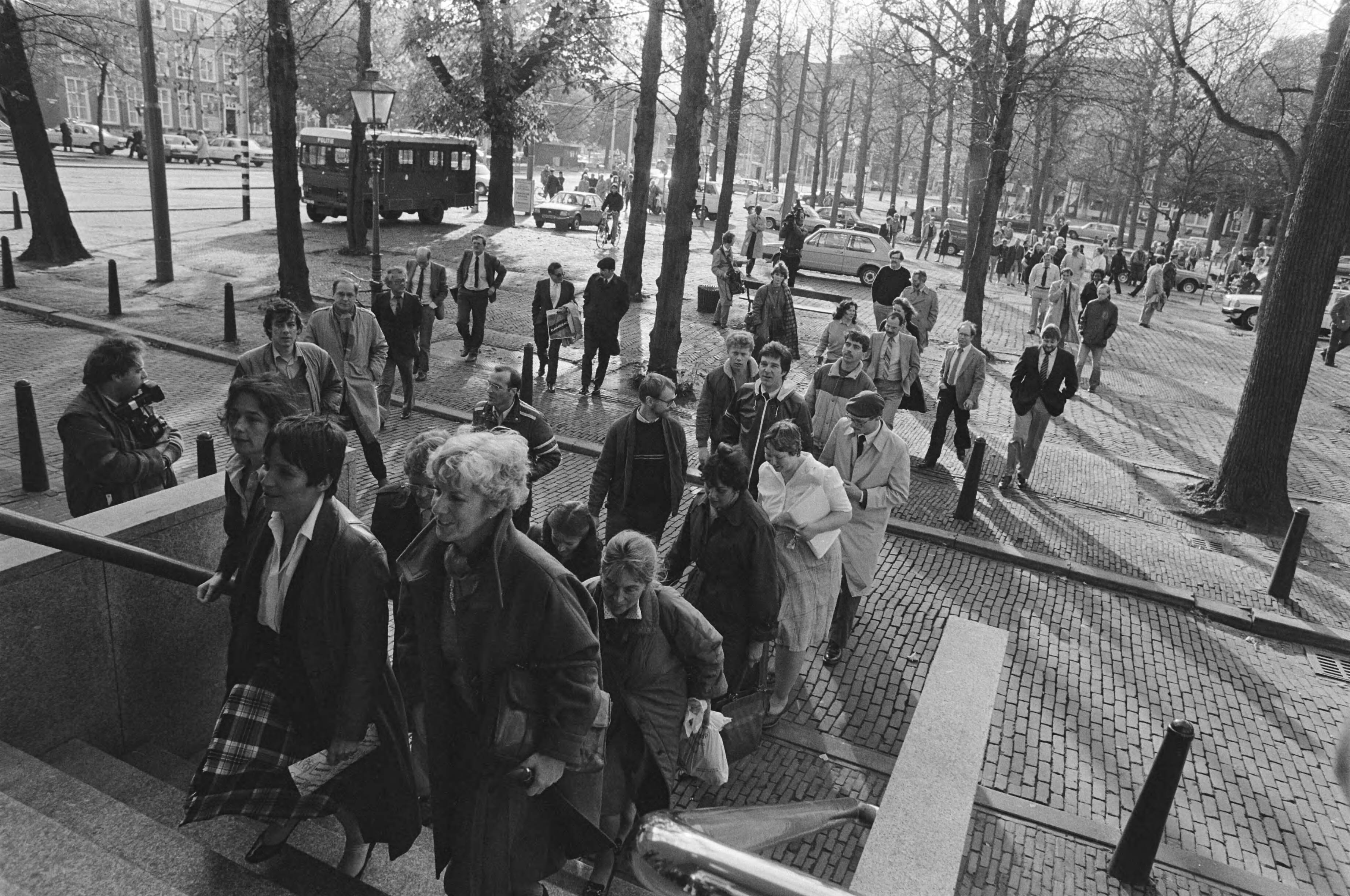Fotocollectie Anefo — VS ambassade Den Haag ontruimd na valse bommelding; personeel gaat weer naar binnen — Foto: Bogaerts, Rob / Anefo. Licentie: Set B: Rechtenvrij / Publiek Domein. Bron: Nationaal Archief. http://hdl.handle.net/10648/ad3eea12-d0b4-102d-bcf8-003048976d84