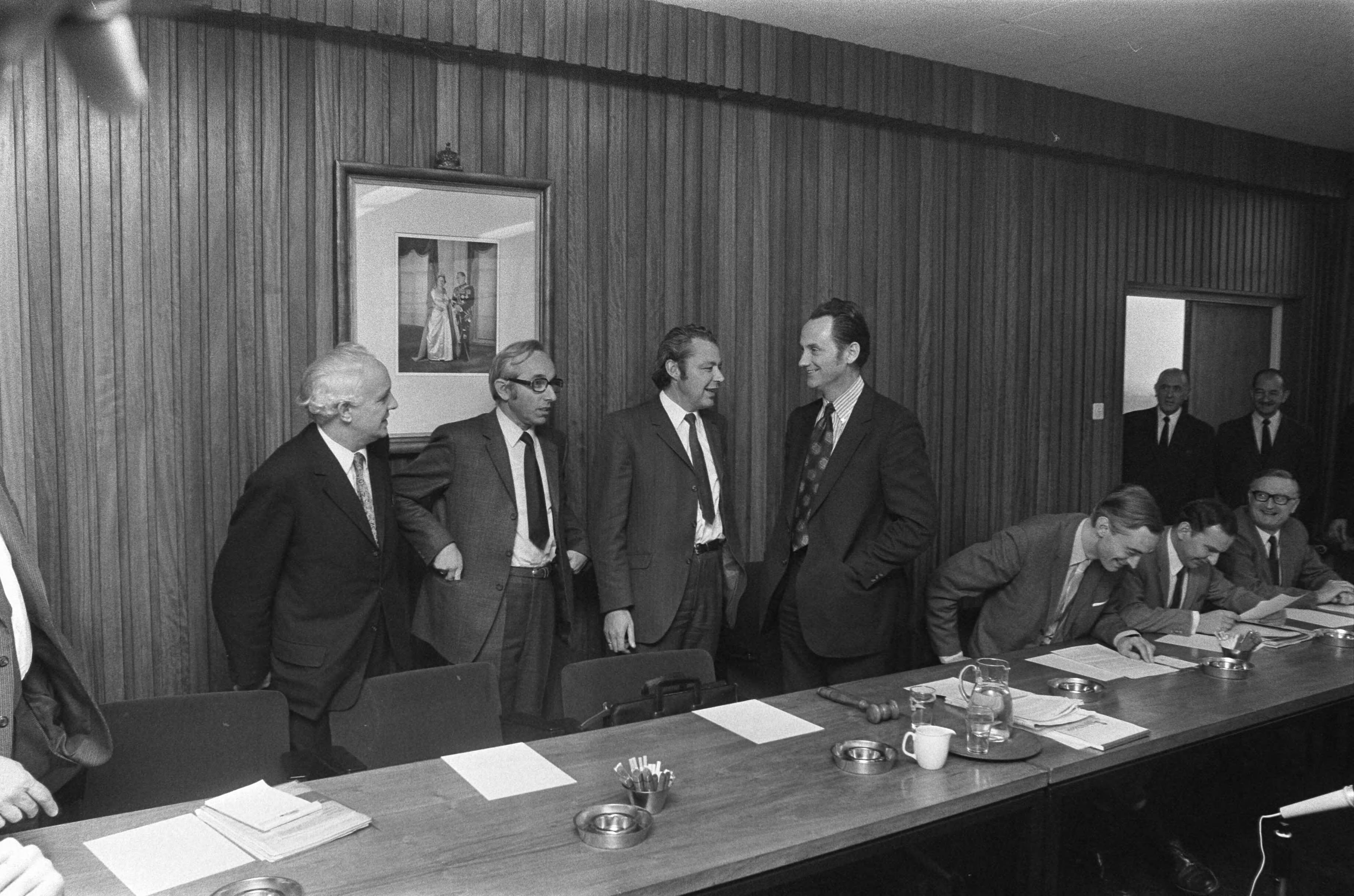 Fotocollectie Anefo — Overleg tussen regeringsdelegatie en vakcentrales over te voeren loon- en prijsbeleid, Voorburg — Foto: Verhoeff, Bert / Anefo. Licentie: Set B: Rechtenvrij / Publiek Domein. Bron: Nationaal Archief. http://hdl.handle.net/10648/abd9bfee-d0b4-102d-bcf8-003048976d84