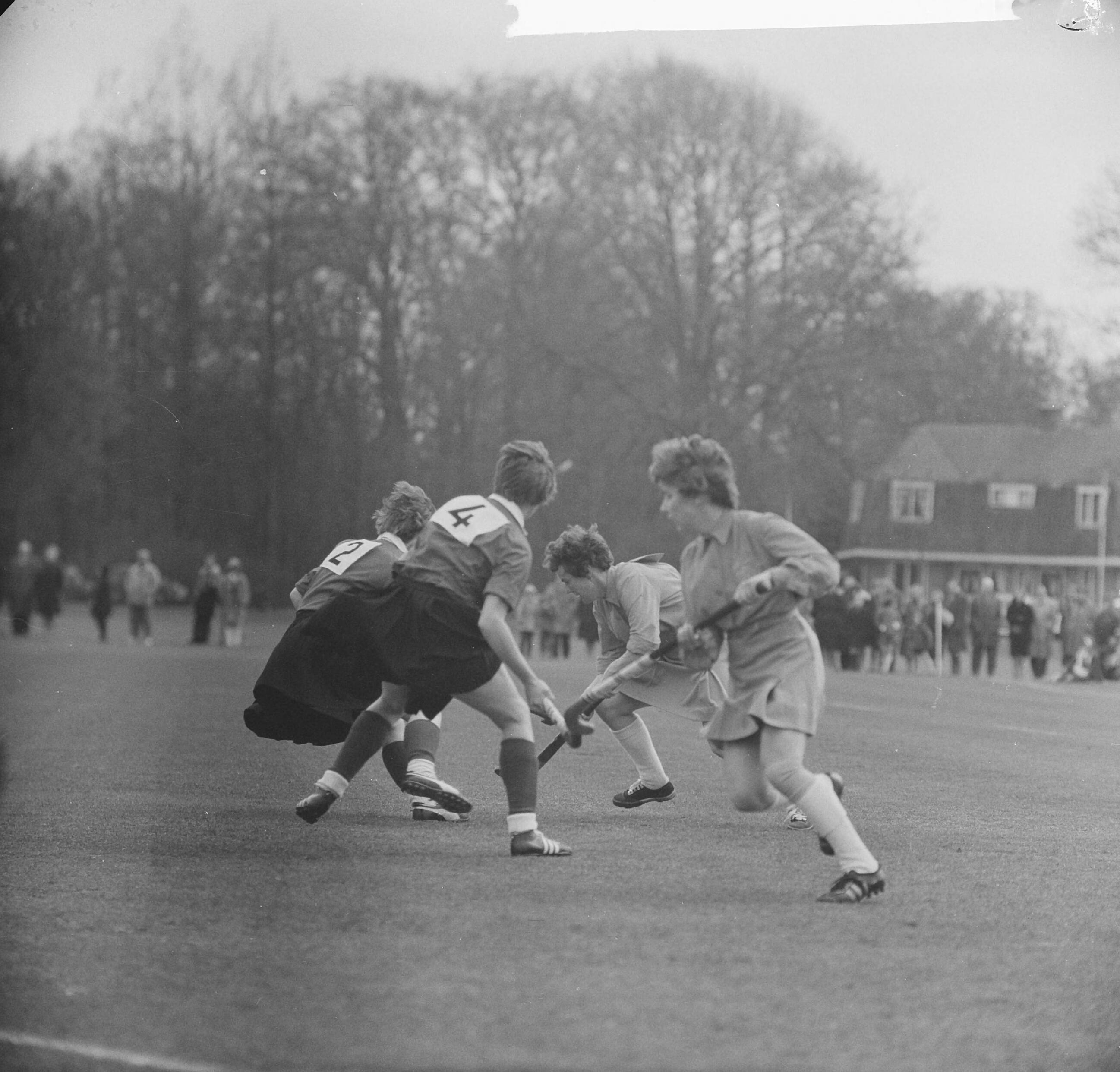 Fotocollectie Anefo — Hockey. Interland dames Nederland tegen West-Duitsland 1-1 — Foto: Nijs, Jac. de / Anefo. Licentie: Set B: Rechtenvrij / Publiek Domein. Bron: Nationaal Archief. http://hdl.handle.net/10648/aa045bb6-d0b4-102d-bcf8-003048976d84