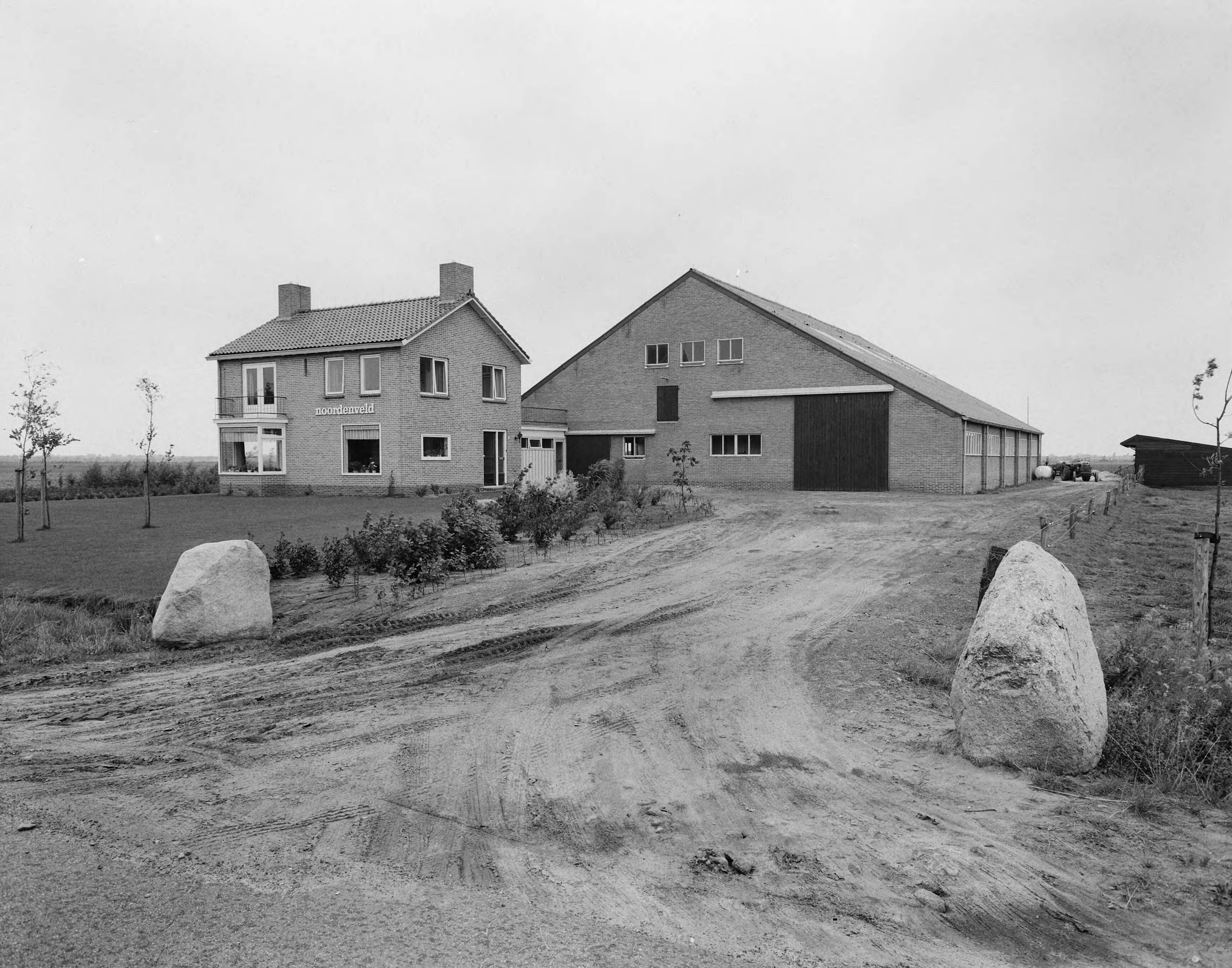 Fotocollectie Nederlandse Heidemaatschappij — Nieuwe boerderij in de ruilverkaveling Peize-Bunne — Foto: Wüllschleger, [...] / Heidemij. Licentie: Set B: Rechtenvrij / Publiek Domein. Bron: Nationaal Archief. http://hdl.handle.net/10648/ae77efc8-d0b4-102d-bcf8-003048976d84