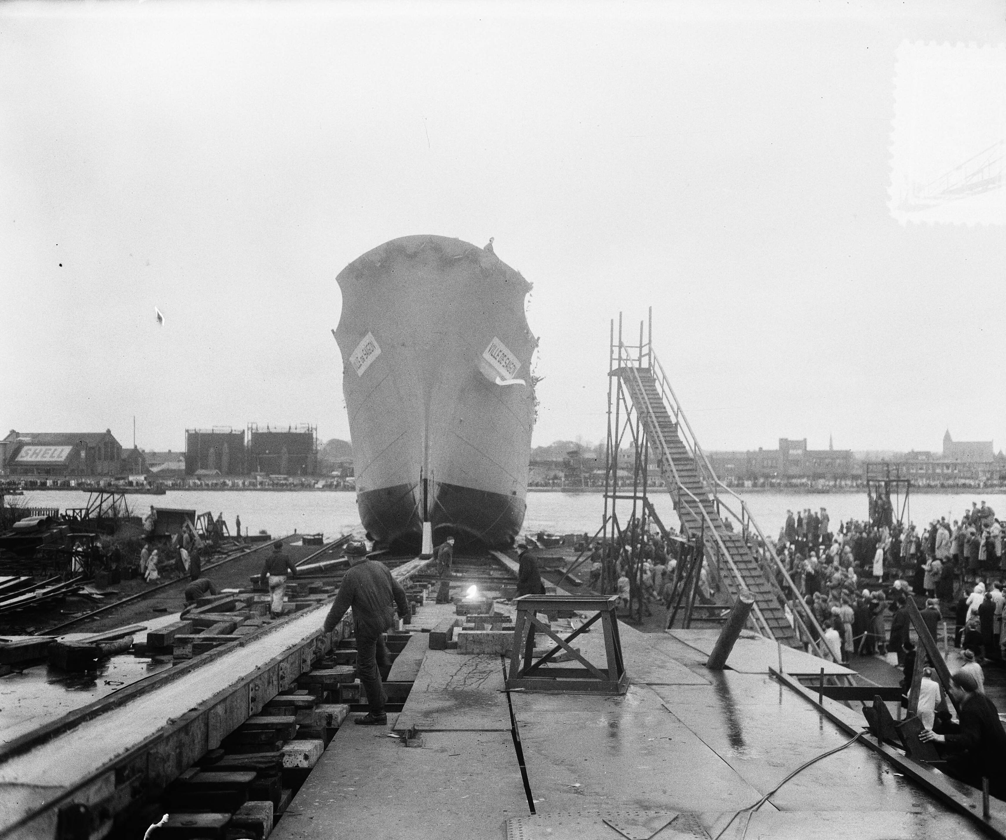 Fotocollectie Anefo — Tewaterlating van het schip "Ville de Saigon" bij de Haarlemse Scheepsbouwmij. Keizerin van Vietnam Nam Phuong doopt het schip — Foto: Pot, Harry / Anefo. Licentie: Set B: Rechtenvrij / Publiek Domein. Bron: Nationaal Archief. http://hdl.handle.net/10648/a901dac2-d0b4-102d-bcf8-003048976d84