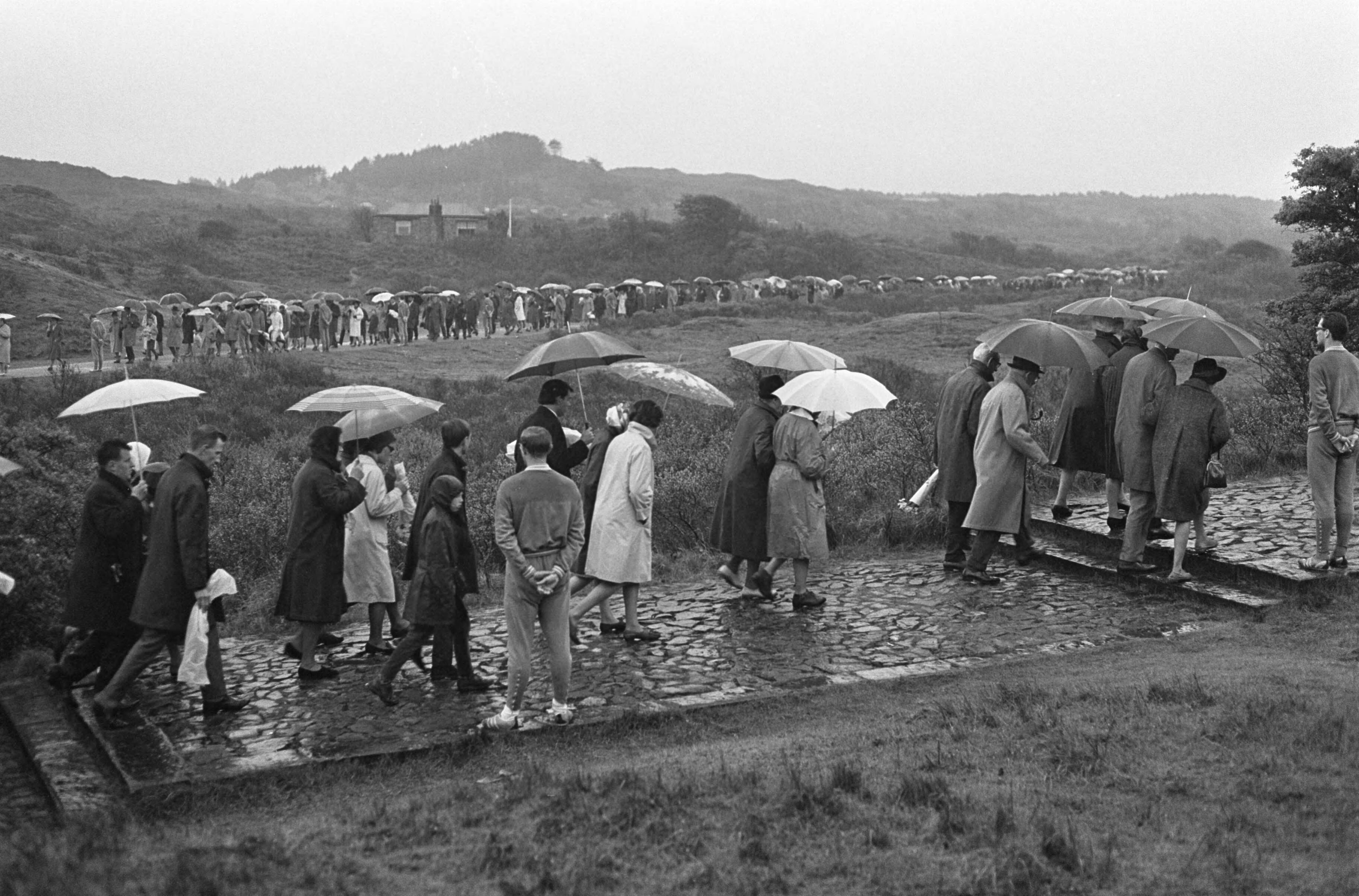 Fotocollectie Anefo — Dodenherdenking op erebegraafplaats te Overveen, tocht door de duinen — Foto: Kroon, Ron / Anefo. Licentie: Set B: Rechtenvrij / Publiek Domein. Bron: Nationaal Archief. http://hdl.handle.net/10648/aae87f08-d0b4-102d-bcf8-003048976d84