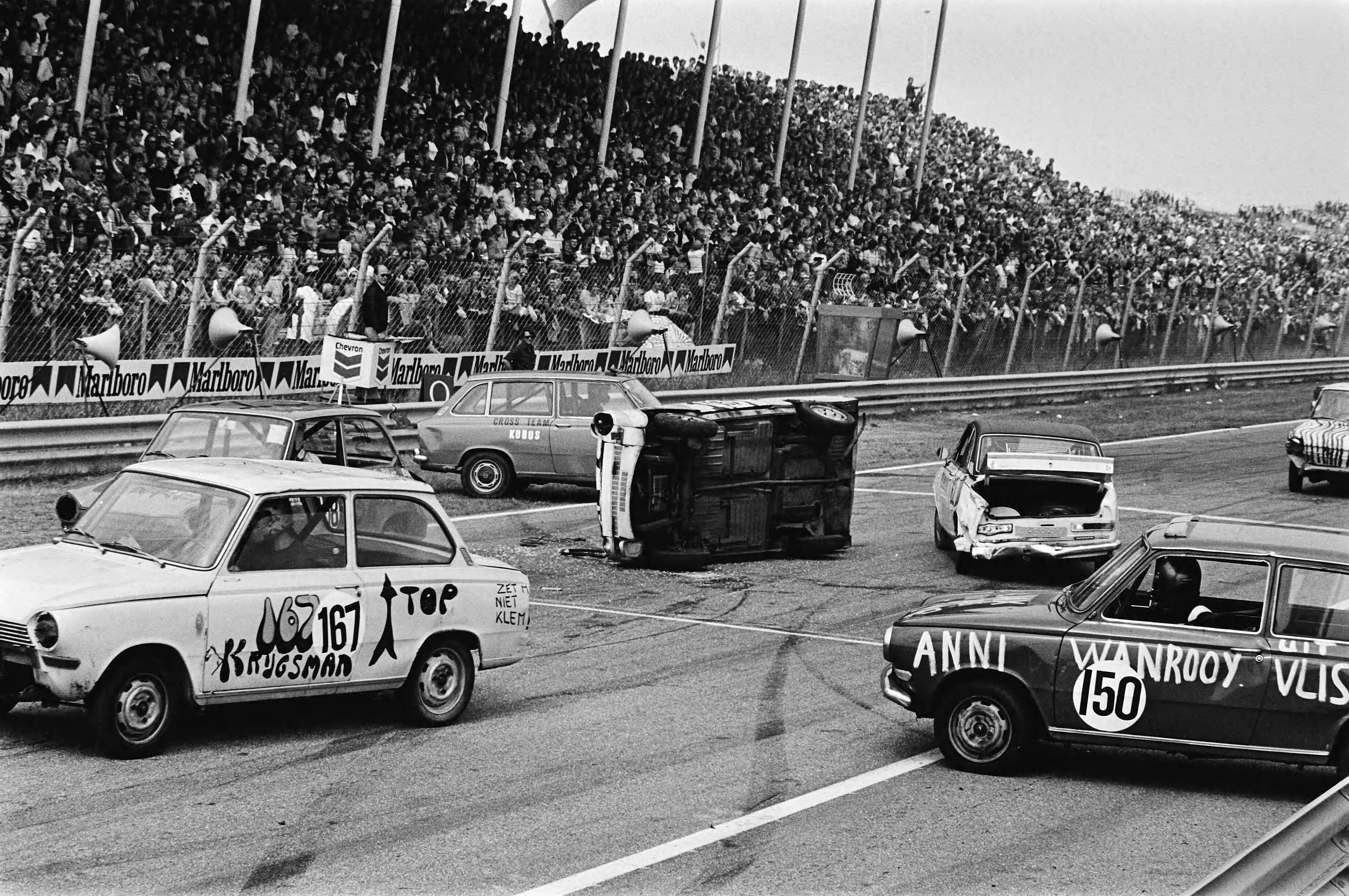 "Ter land, ter zee en in de lucht", opnamen voor het TROS TV programma wedstrijd achteruitrijden op het circuit van Zandvoort — Spektakel tijdens de DAF races — Foto: Suyk, Koen / Anefo. Licentie: Set B: Rechtenvrij / Publiek Domein. Bron: Nationaal Archief. http://hdl.handle.net/10648/acce2282-d0b4-102d-bcf8-003048976d84