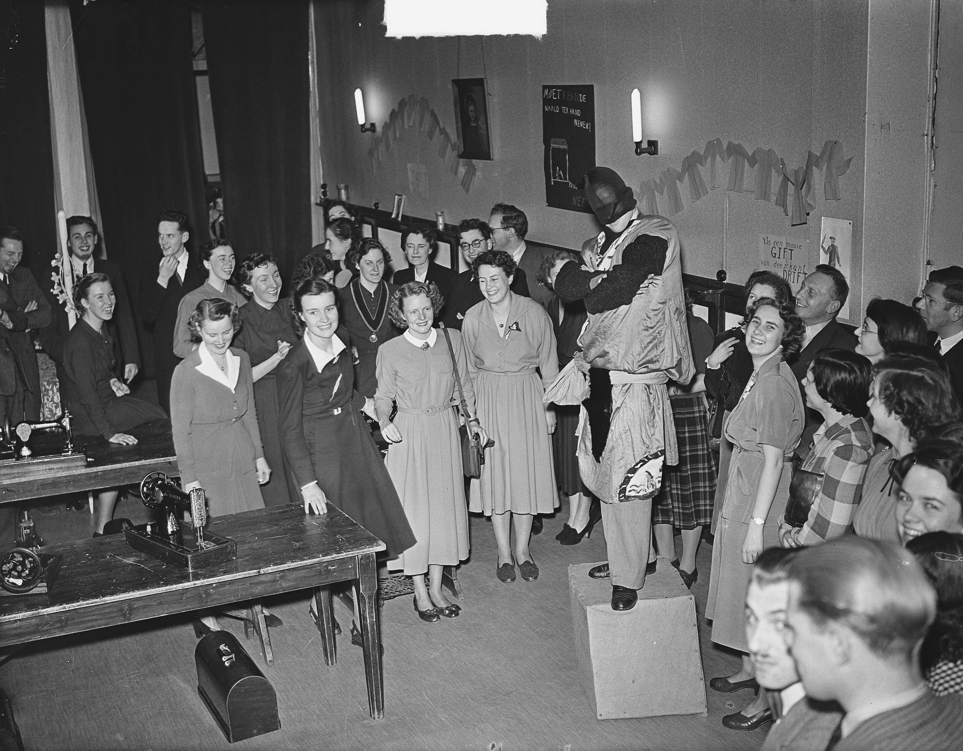 Utrechts Studenten Corps. Opening atelier bij KVSV — Foto: Bilsen, Joop van / Anefo. — Licentie: Set B: Rechtenvrij / Publiek Domein. Bron: Nationaal Archief. http://hdl.handle.net/10648/a8e666fc-d0b4-102d-bcf8-003048976d84