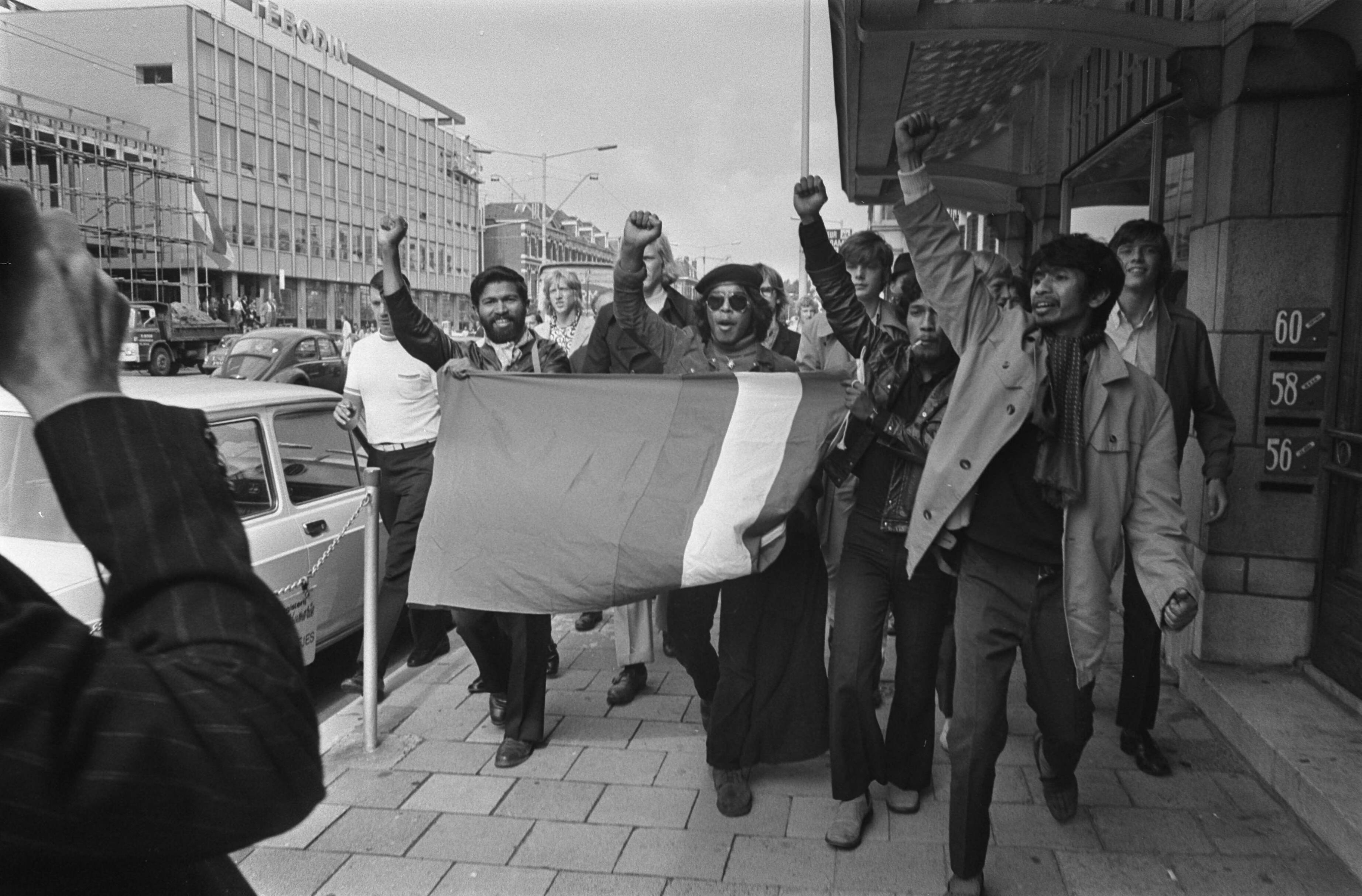 Fotocollectie Anefo — Zuid-Molukse jongeren demonstreren met vlag in Den Haag — Foto: Mieremet, Rob / Anefo. Licentie: Set B: Rechtenvrij / Publiek Domein. Bron: Nationaal Archief. http://hdl.handle.net/10648/aba1f550-d0b4-102d-bcf8-003048976d84