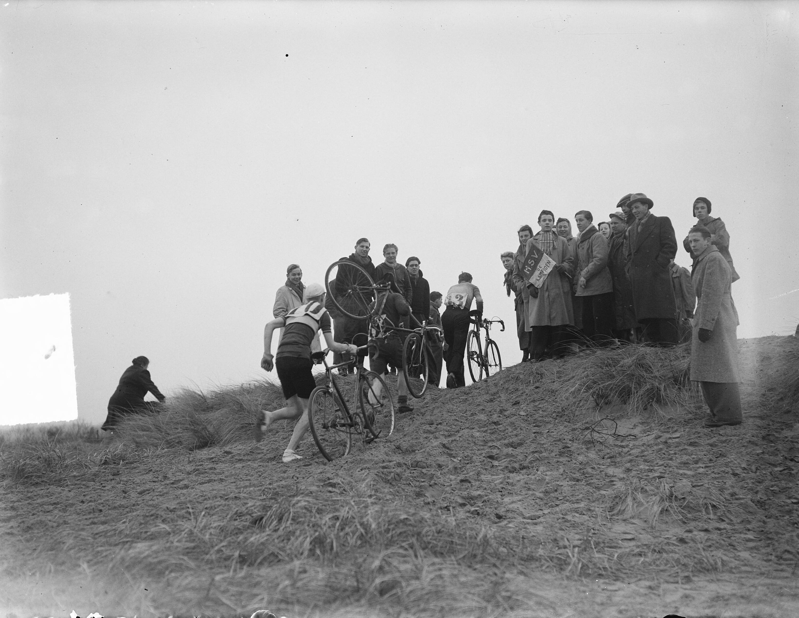 Fotocollectie Anefo — Cyclecross Bloemendaal, beklimmen van het duin — Foto: Nijs, Jac. de / Anefo. Licentie: Set B: Rechtenvrij / Publiek Domein. Bron: Nationaal Archief. http://hdl.handle.net/10648/a8d3ce02-d0b4-102d-bcf8-003048976d84