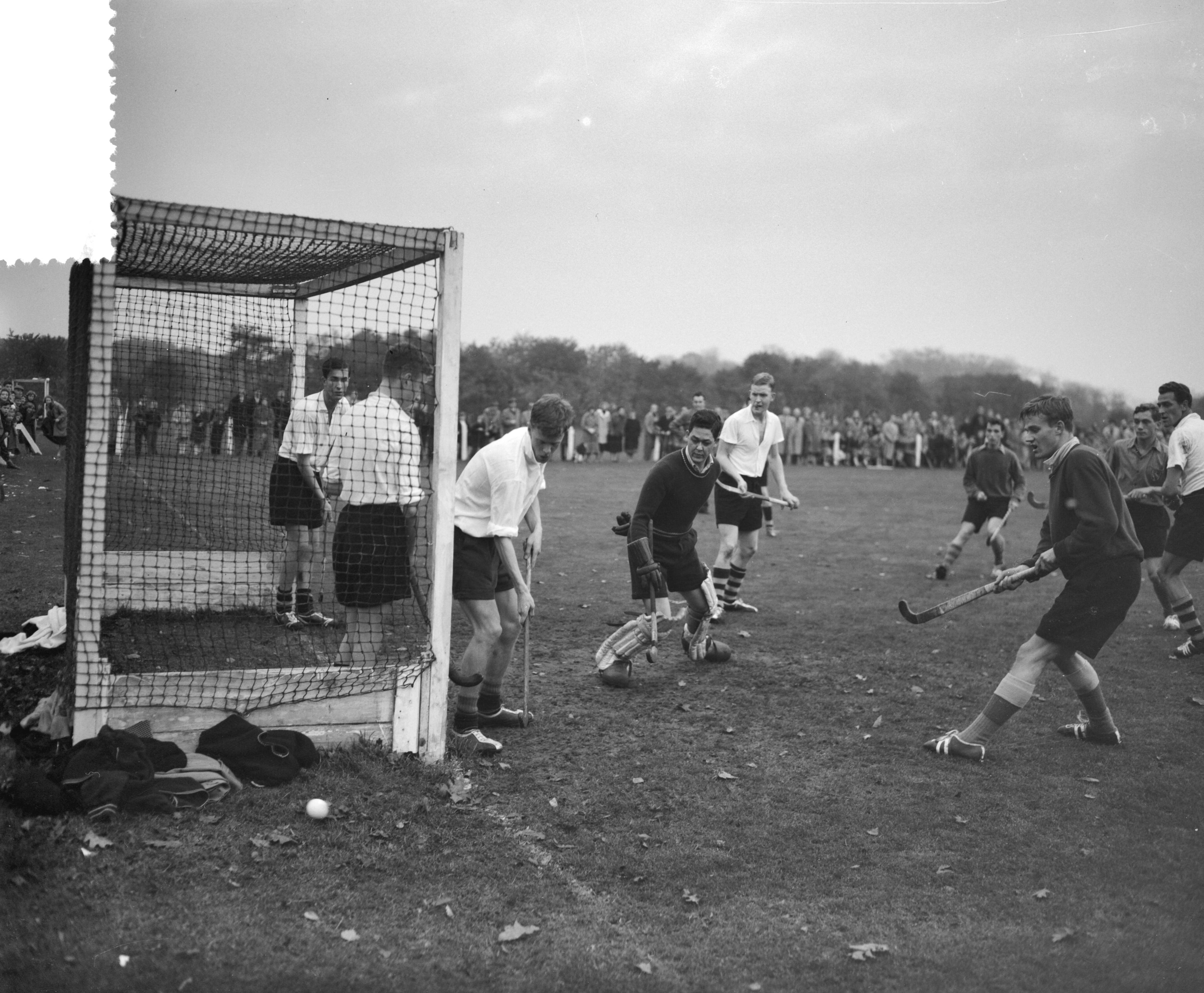 Fotocollectie Anefo — Hockey. Laren tegen SCH 1-0. Spelmomenten bij keeper Gonka van Laren — Foto: Behrens, Herbert F. / Anefo. Licentie: Set B: Rechtenvrij / Publiek Domein. Bron: Nationaal Archief. http://hdl.handle.net/10648/a9527950-d0b4-102d-bcf8-003048976d84