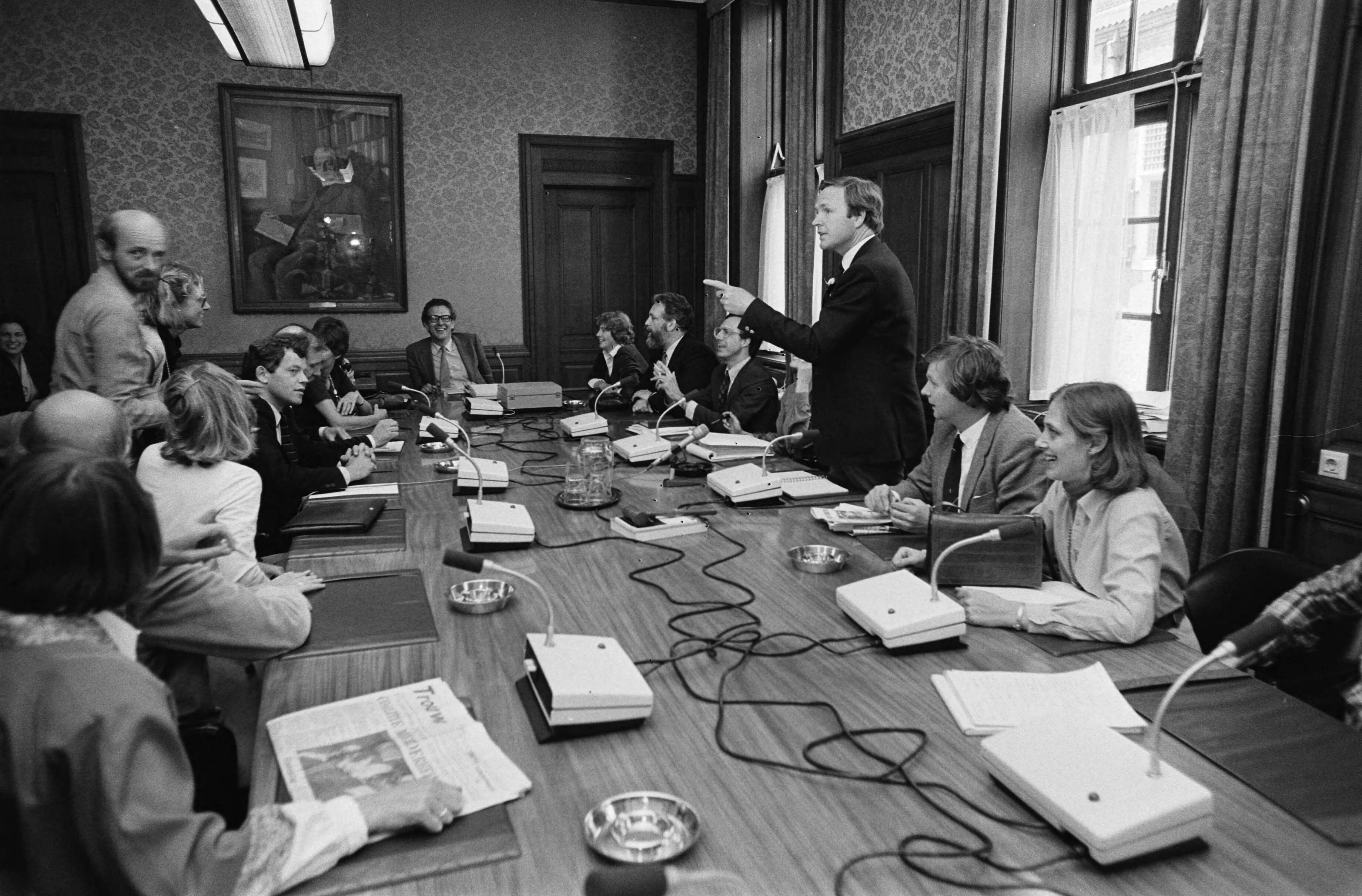 Fotocollectie Anefo — Fractieberaad van de partijen in Den Haag na de Tweede Kamerverkiezingen ; overzicht van de D66 fractie tijdens het beraad — Foto: Croes, Rob C. / Anefo. Licentie: Set B: Rechtenvrij / Publiek Domein. Bron: Nationaal Archief. http://hdl.handle.net/10648/acfccf9c-d0b4-102d-bcf8-003048976d84