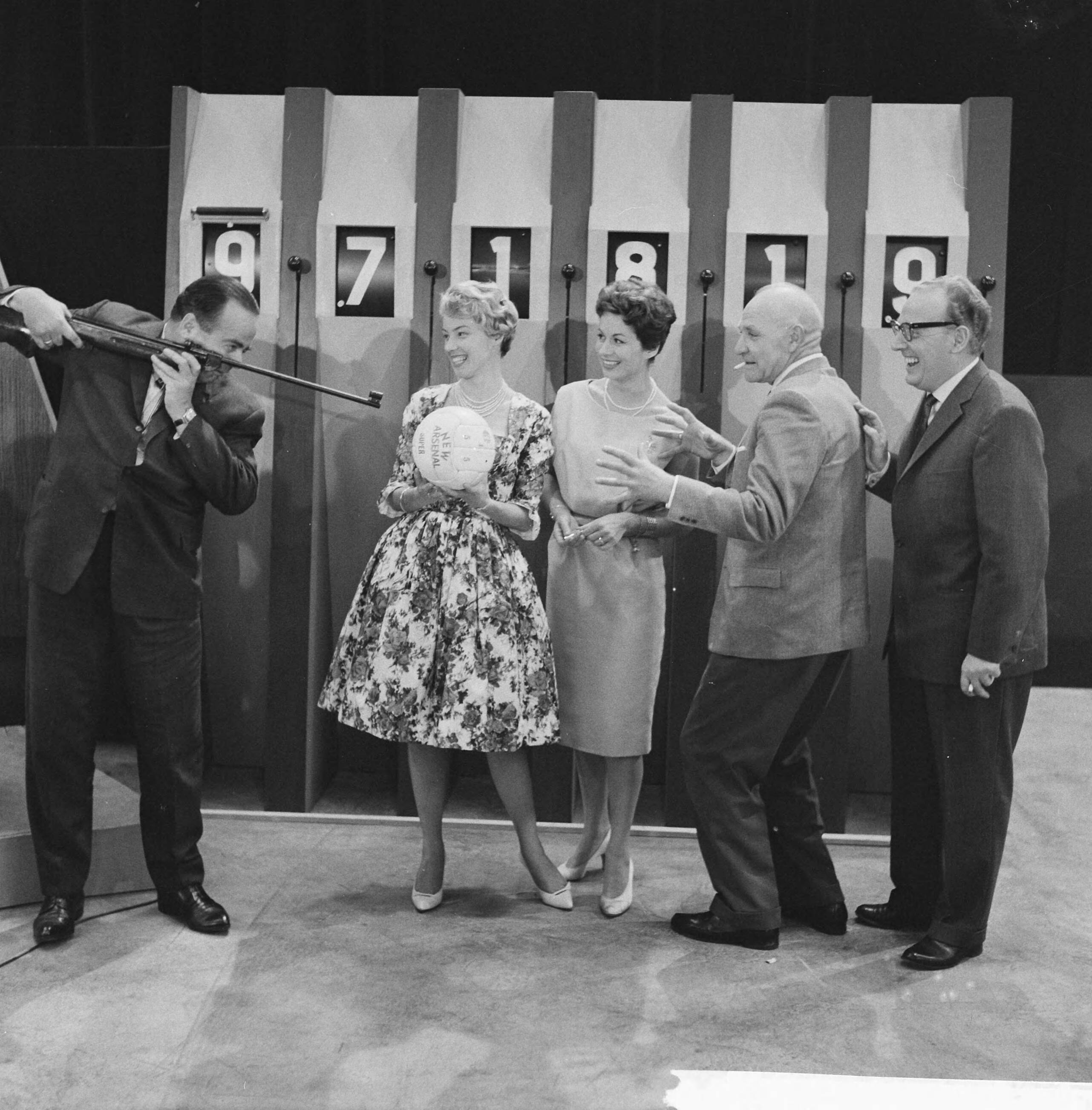 Fotocollectie Anefo — Nieuw VARA-televisieprogramma "TV-toto" v.l.n.r. Joop Geesink, Karin Kraaykamp, Maud van Praag, Leo Halle en Theo Eerdmans — Foto: Behrens, Herbert F. / Anefo. Licentie: Set B: Rechtenvrij / Publiek Domein. Bron: Nationaal Archief. http://hdl.handle.net/10648/a9bbc414-d0b4-102d-bcf8-003048976d84