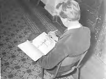 Fotocollectie Anefo — Leeuwarden. Proces gifmoord dr. O.: tekenaar aan het werk in het paleis van justitie — Foto: Rossem, Wim van / Anefo. Licentie: Set B: Rechtenvrij / Publiek Domein. Bron: Nationaal Archief. http://hdl.handle.net/10648/a9ad361a-d0b4-102d-bcf8-003048976d84