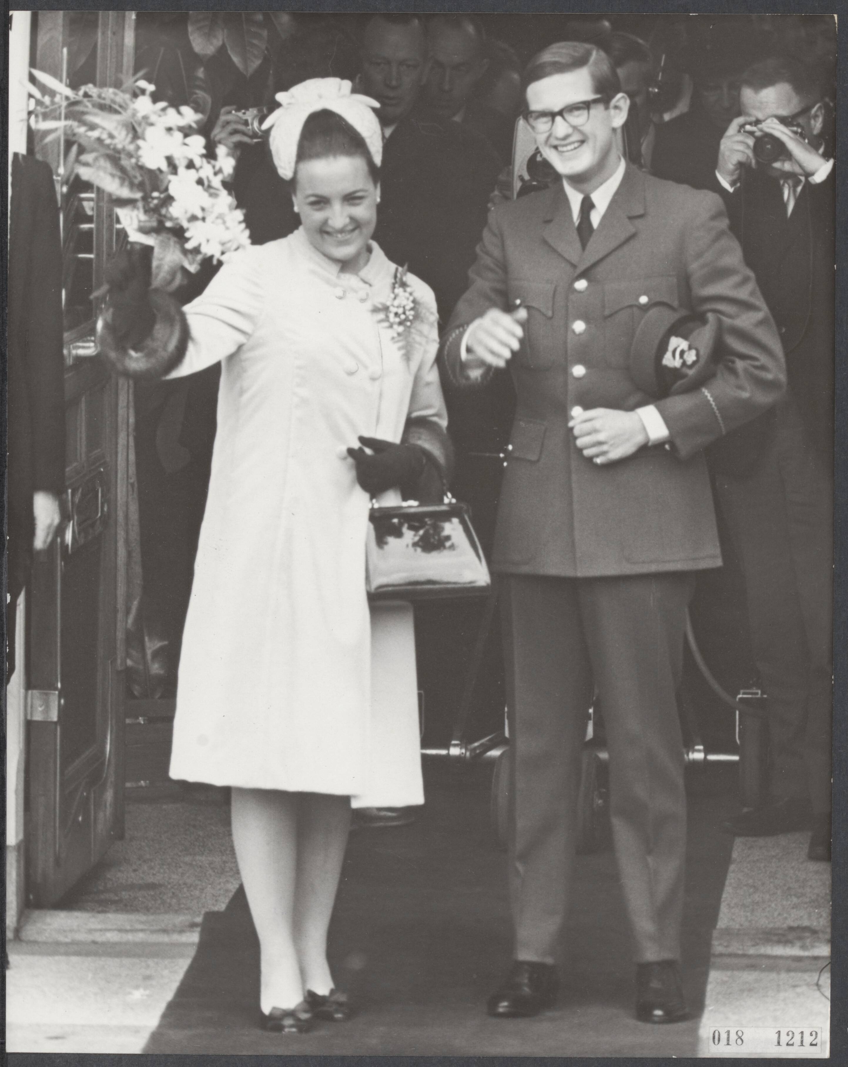 Fotocollectie Elsevier Binnenland — In het Baarnse stadhuis zijn prinses Margriet en mr. Pieter van Vollenhoven ondertrouwd. Het jonge paar verlaat het stadhuis — Foto: Kroon, Ron / Anefo. Licentie: Set B: Rechtenvrij / Publiek Domein. Bron: Nationaal Archief. http://hdl.handle.net/10648/adc4a030-d0b4-102d-bcf8-003048976d84
