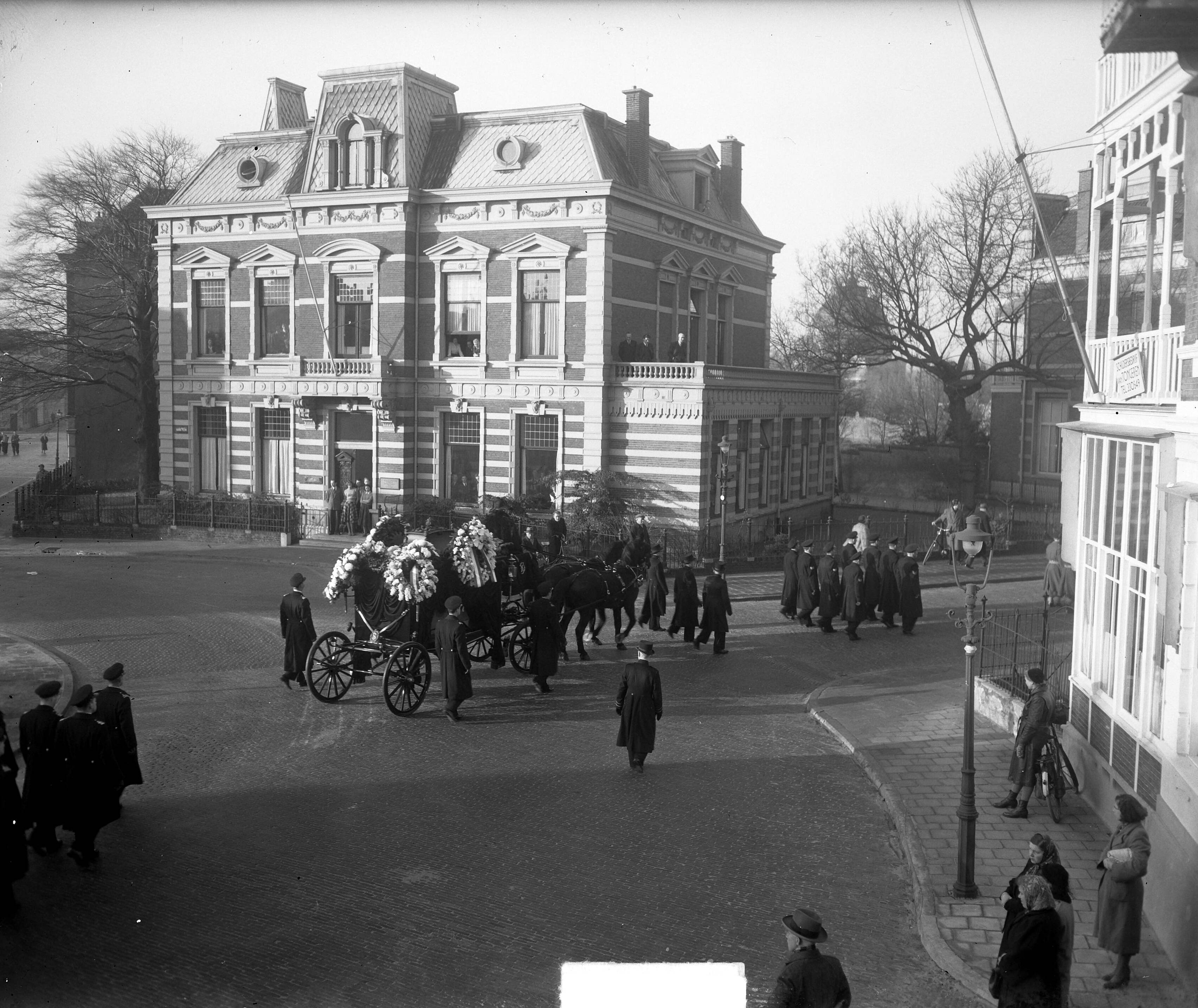 BEgrafenis van luitenant-ter-zee 2e klasse F. Langenbach te Den Haag — Begrafenis van luitenant-ter-zee 2e klasse F. Langenbach te Den Haag. Stoet op het Bankaplein — Foto: Duinen, H. van / Anefo. Licentie: Set B: Rechtenvrij / Publiek Domein. Bron: Nationaal Archief. http://hdl.handle.net/10648/a8e51e46-d0b4-102d-bcf8-003048976d84