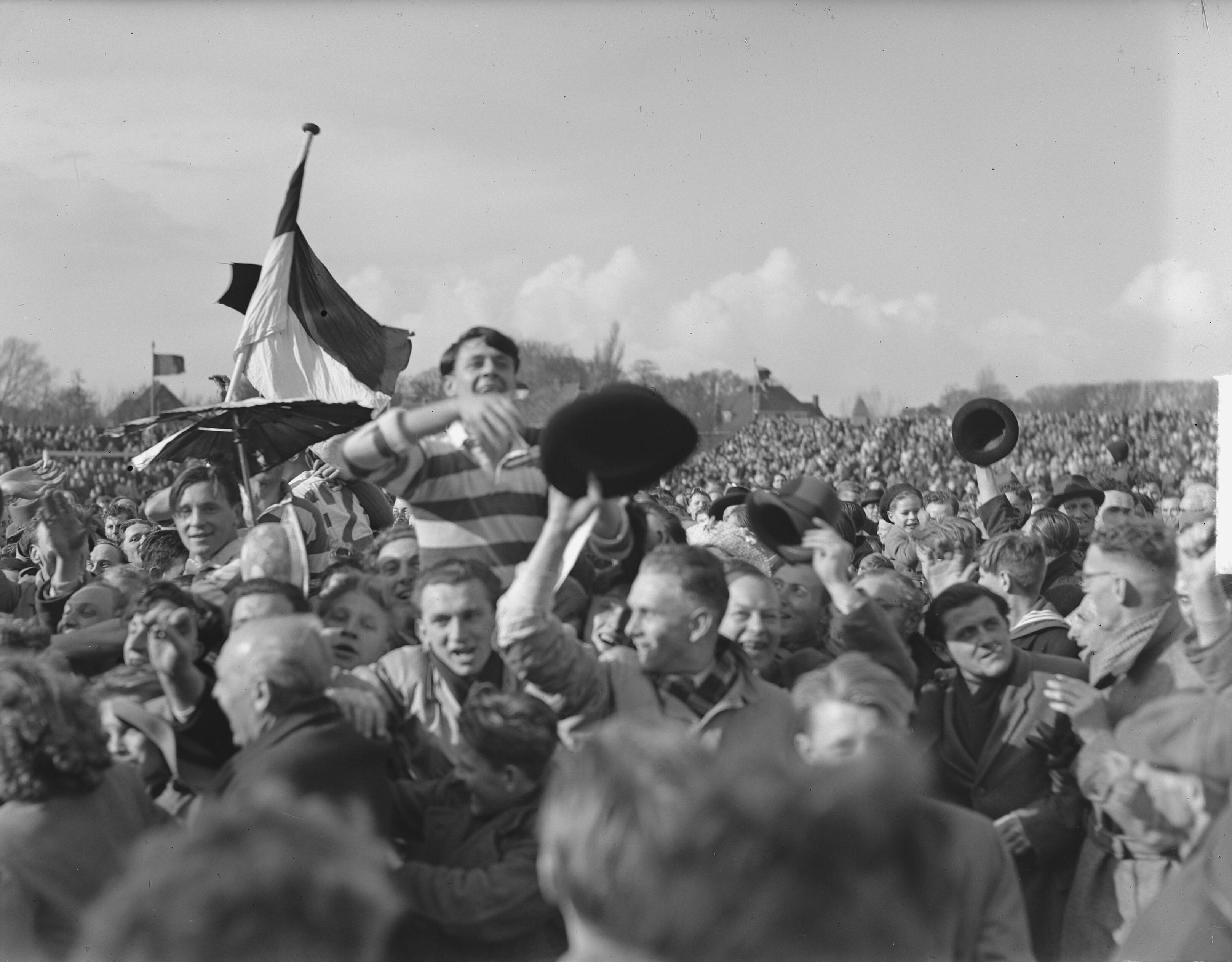 Voetbal. RCH tegen Blauw-Wit 0-2. Blauw-Wit kampioen — Voetbal. RCH tegen Blauw-Wit 0-2. Blauw-Wit speler op schouders van supporters — Foto: Bilsen, Joop van / Anefo. Licentie: Set B: Rechtenvrij / Publiek Domein. Bron: Nationaal Archief. http://hdl.handle.net/10648/a8e86632-d0b4-102d-bcf8-003048976d84