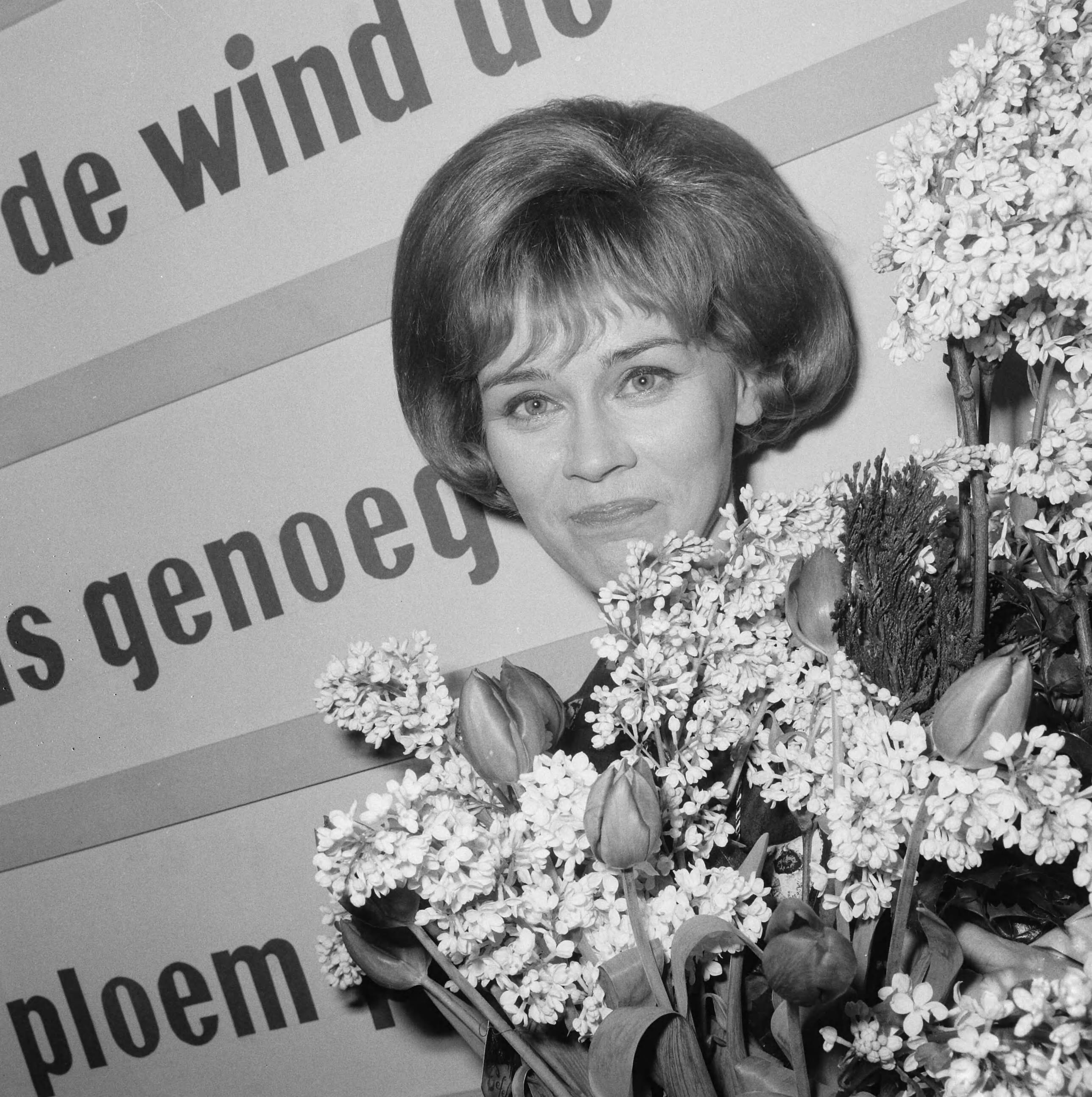 Fotocollectie Anefo — Finale Nationaal Songfestival 1965, winnares Conny Vandenbos — Foto: Nijs, Jac. de / Anefo. Licentie: Set B: Rechtenvrij / Publiek Domein. Bron: Nationaal Archief. http://hdl.handle.net/10648/aa92bdb6-d0b4-102d-bcf8-003048976d84