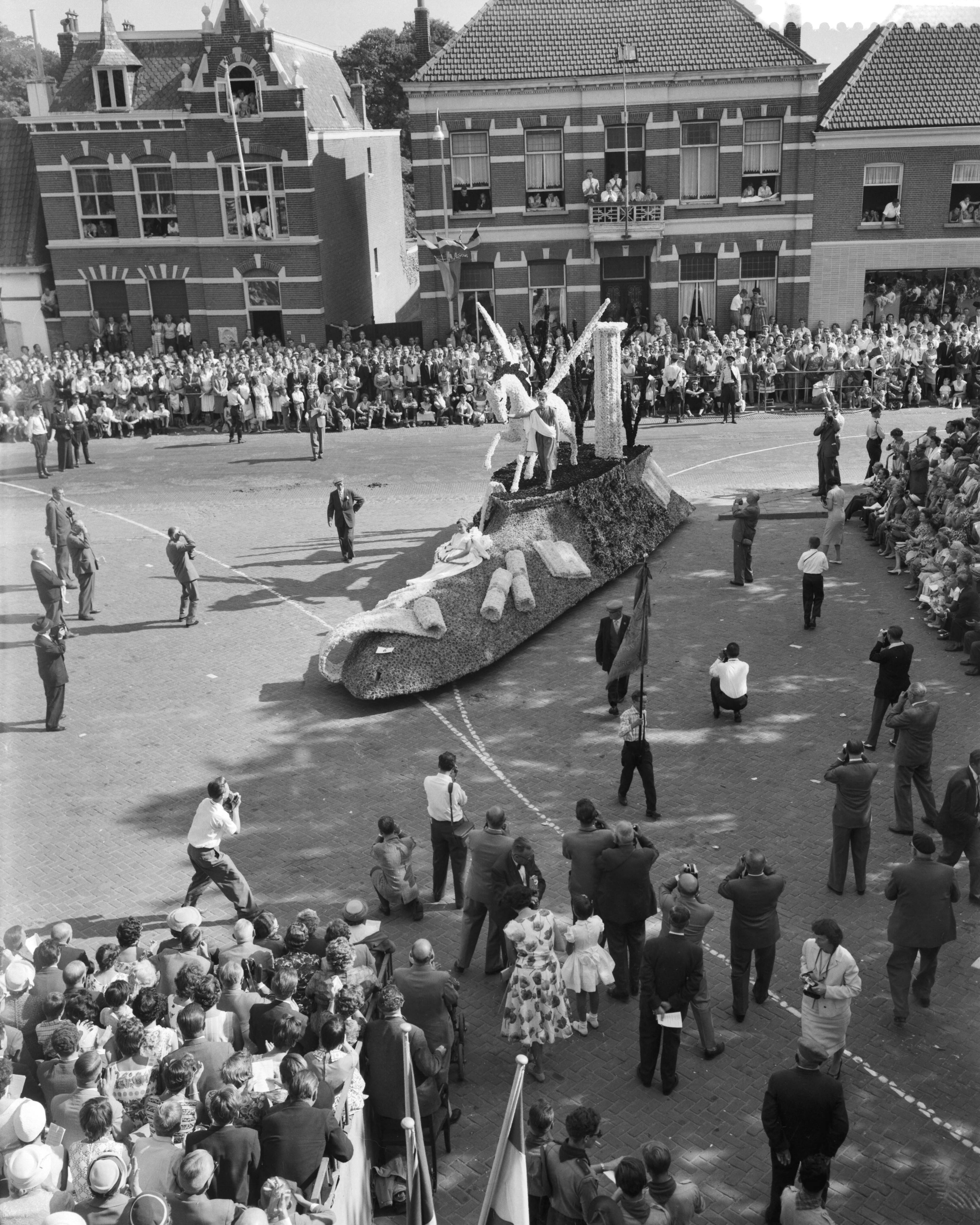 Fotocollectie Anefo — Bloemencorso in Zundert — Foto: Pot, Harry / Anefo. Licentie: Set B: Rechtenvrij / Publiek Domein. Bron: Nationaal Archief. http://hdl.handle.net/10648/a99cf430-d0b4-102d-bcf8-003048976d84