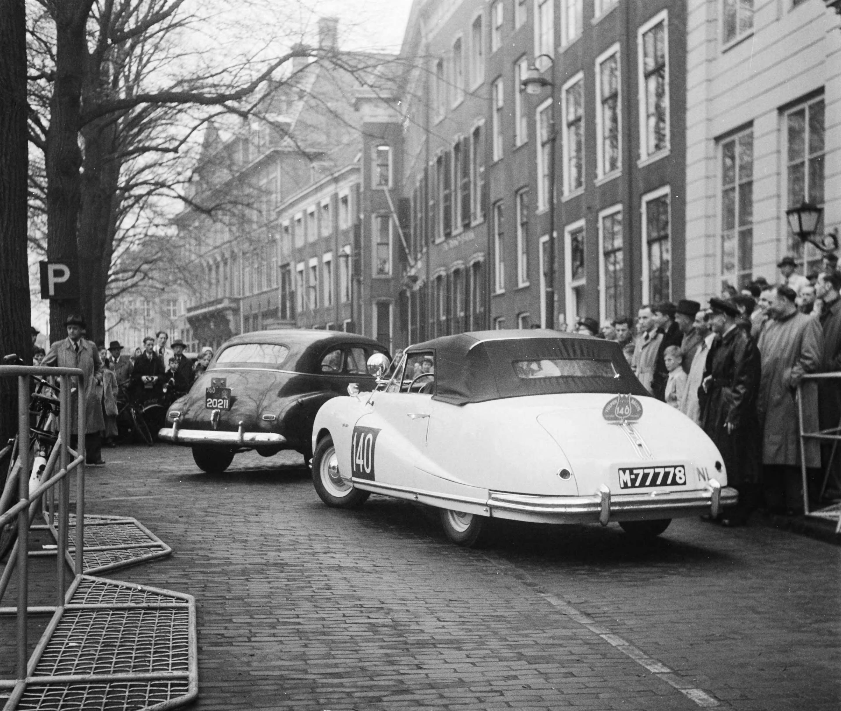 Tulpenrally 1952 — Tulpenralley. Start Den Haag — Foto: Pot, Harry / Anefo. Licentie: Set B: Rechtenvrij / Publiek Domein. Bron: Nationaal Archief. http://hdl.handle.net/10648/a8f884e0-d0b4-102d-bcf8-003048976d84
