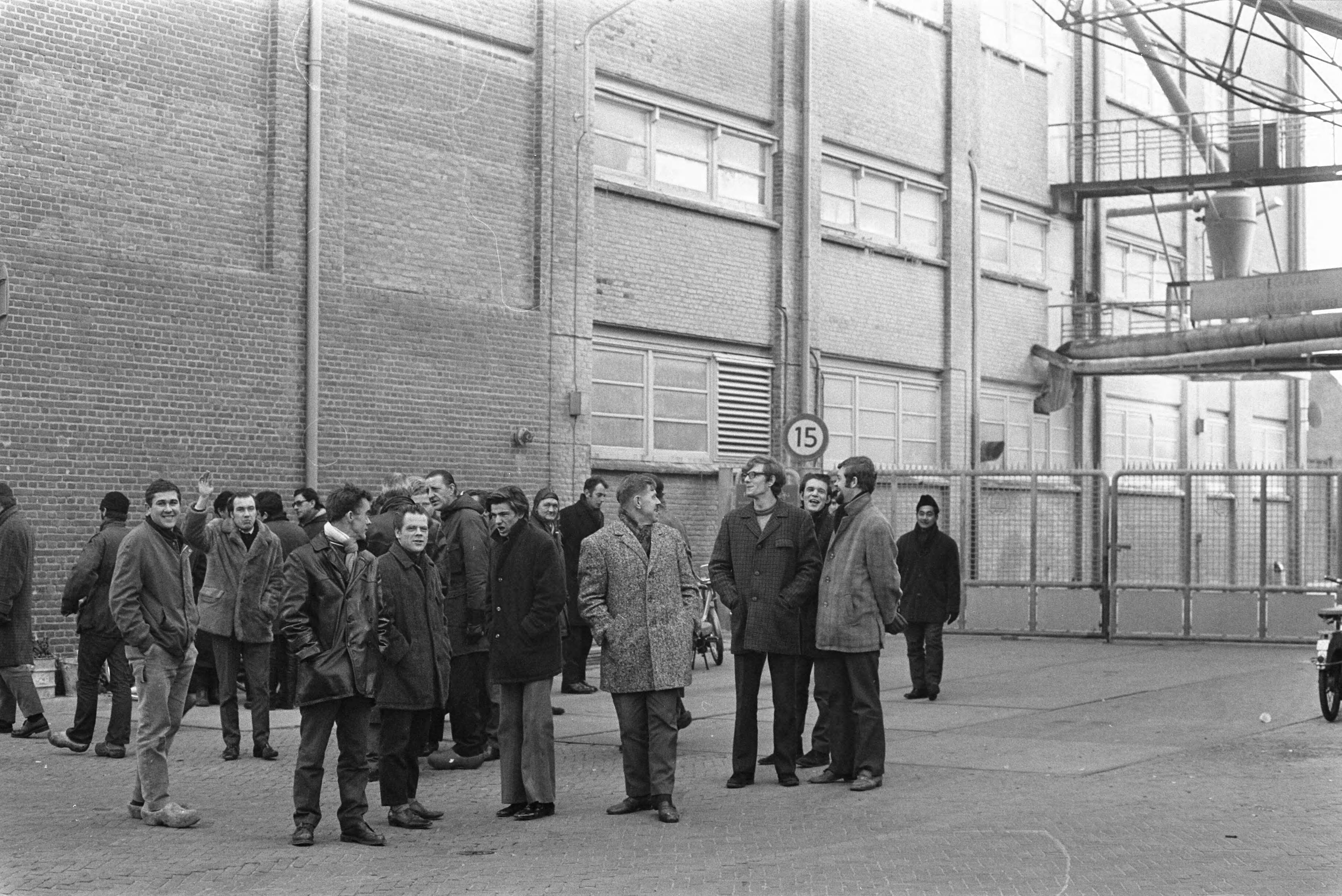 Fotocollectie Anefo — Werknemers van Honig in Koog aan de Zaan staken voor 1% duurtetoeslag en werktijdverkorting aan eind van de dag. Stakers bij de "Bijenkorf" — Foto: Evers, Joost / Anefo. Licentie: Set B: Rechtenvrij / Publiek Domein. Bron: Nationaal Archief. http://hdl.handle.net/10648/ab863aea-d0b4-102d-bcf8-003048976d84