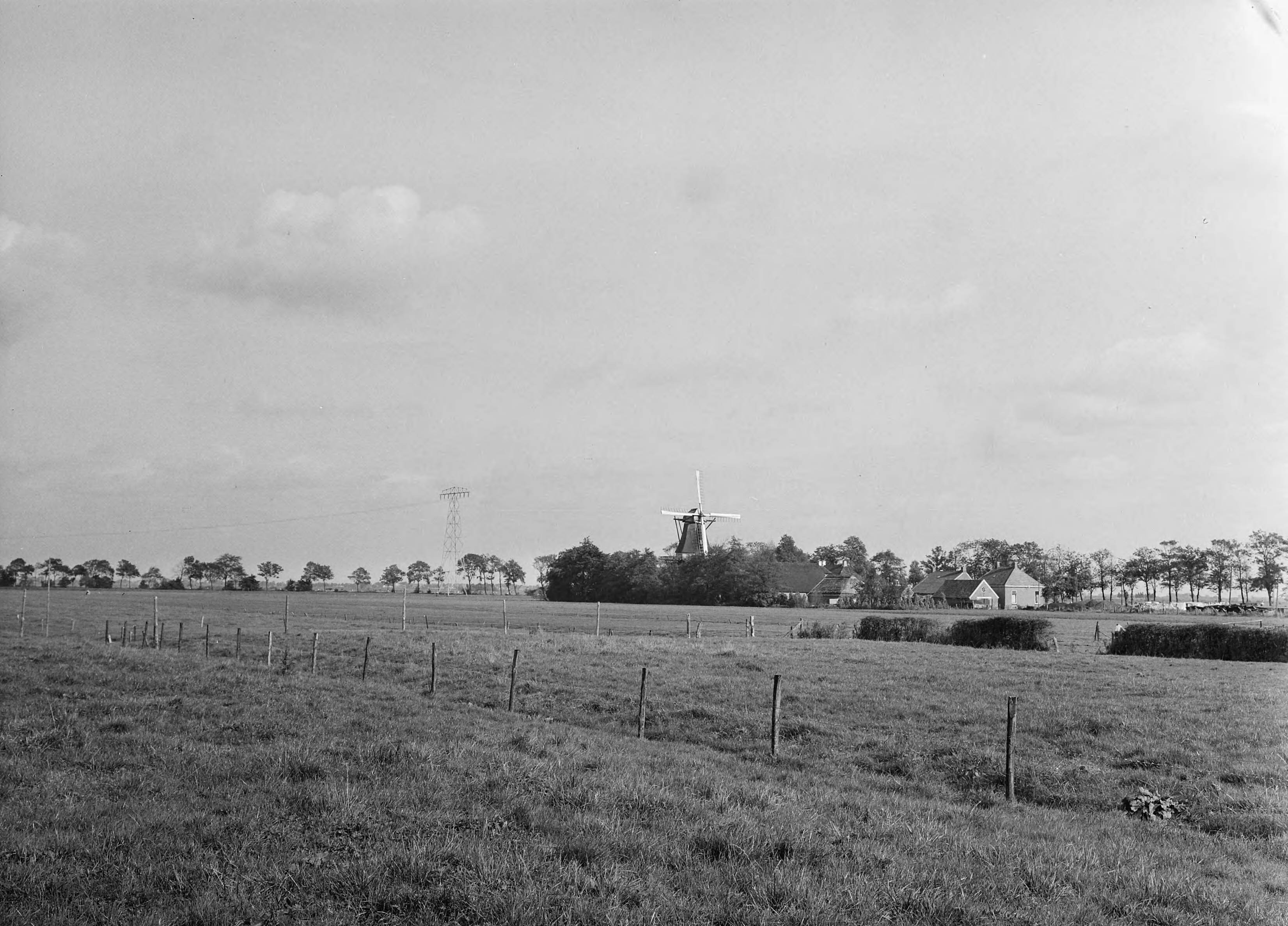 Fotocollectie Nederlandse Heidemaatschappij — Landschap met molen onder Zuidlaren — Foto: Eyssen, [...] / Heidemij. Licentie: Set B: Rechtenvrij / Publiek Domein. Bron: Nationaal Archief. http://hdl.handle.net/10648/ae7b91aa-d0b4-102d-bcf8-003048976d84