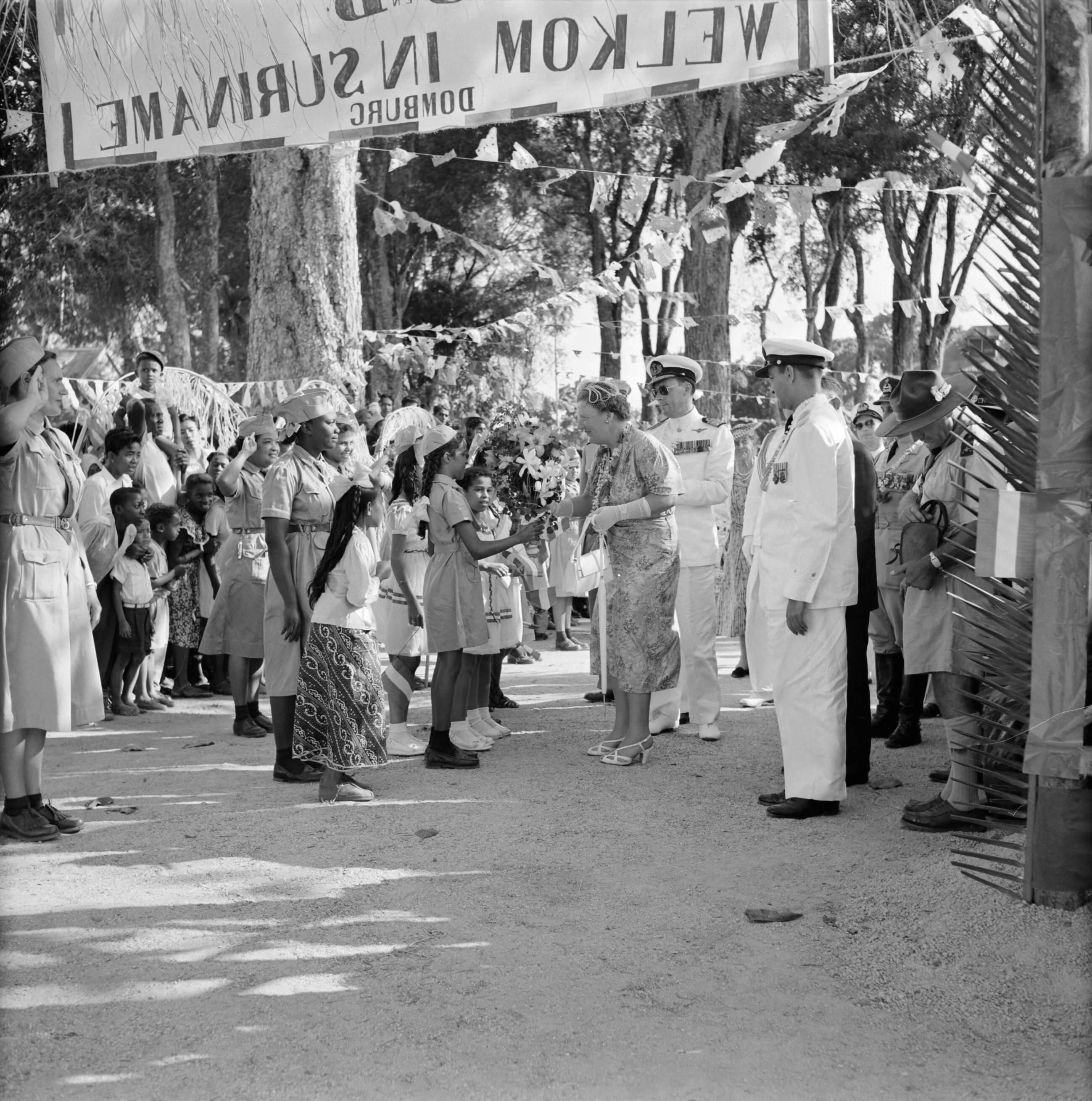 Nederlandse Antillen en Suriname ten tijde van het koninklijk bezoek van koningin Juliana en prins Bernhard in 1955 — Het koninklijk paar wordt begroet in Domburg — Foto: Poll, Willem van de. Licentie: Set B: Rechtenvrij / Publiek Domein. Bron: Nationaal Archief. http://hdl.handle.net/10648/aeb26428-d0b4-102d-bcf8-003048976d84