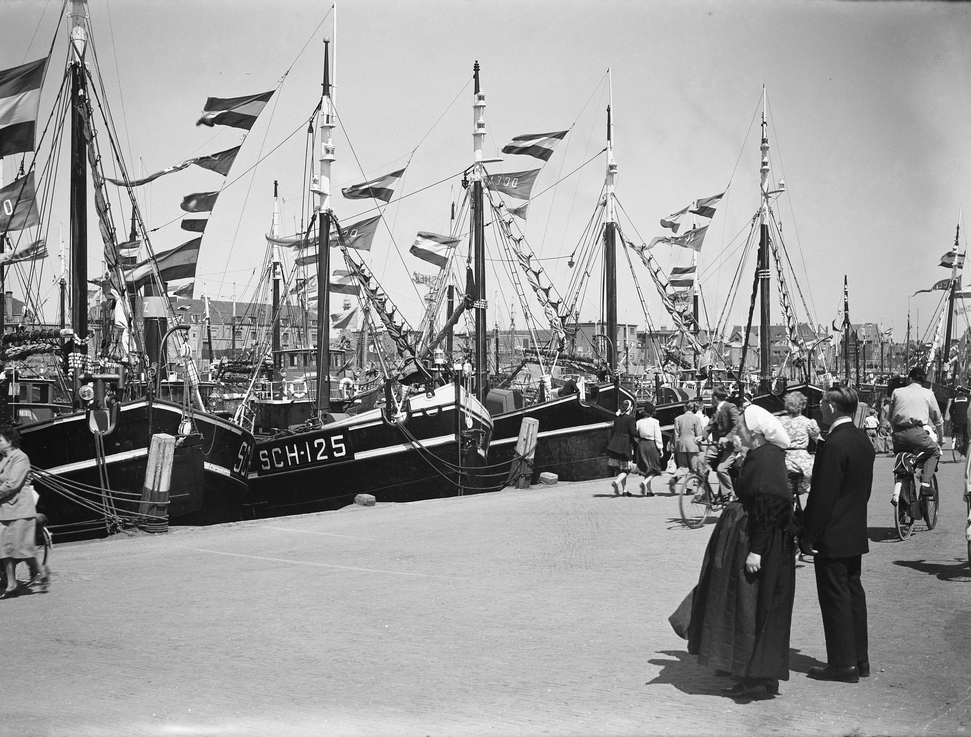 Fotocollectie Anefo — Vlaggetjesdag te Scheveningen — Foto: Moedrik, D. / Anefo. Licentie: Set B: Rechtenvrij / Publiek Domein. Bron: Nationaal Archief. http://hdl.handle.net/10648/a8b6c83e-d0b4-102d-bcf8-003048976d84