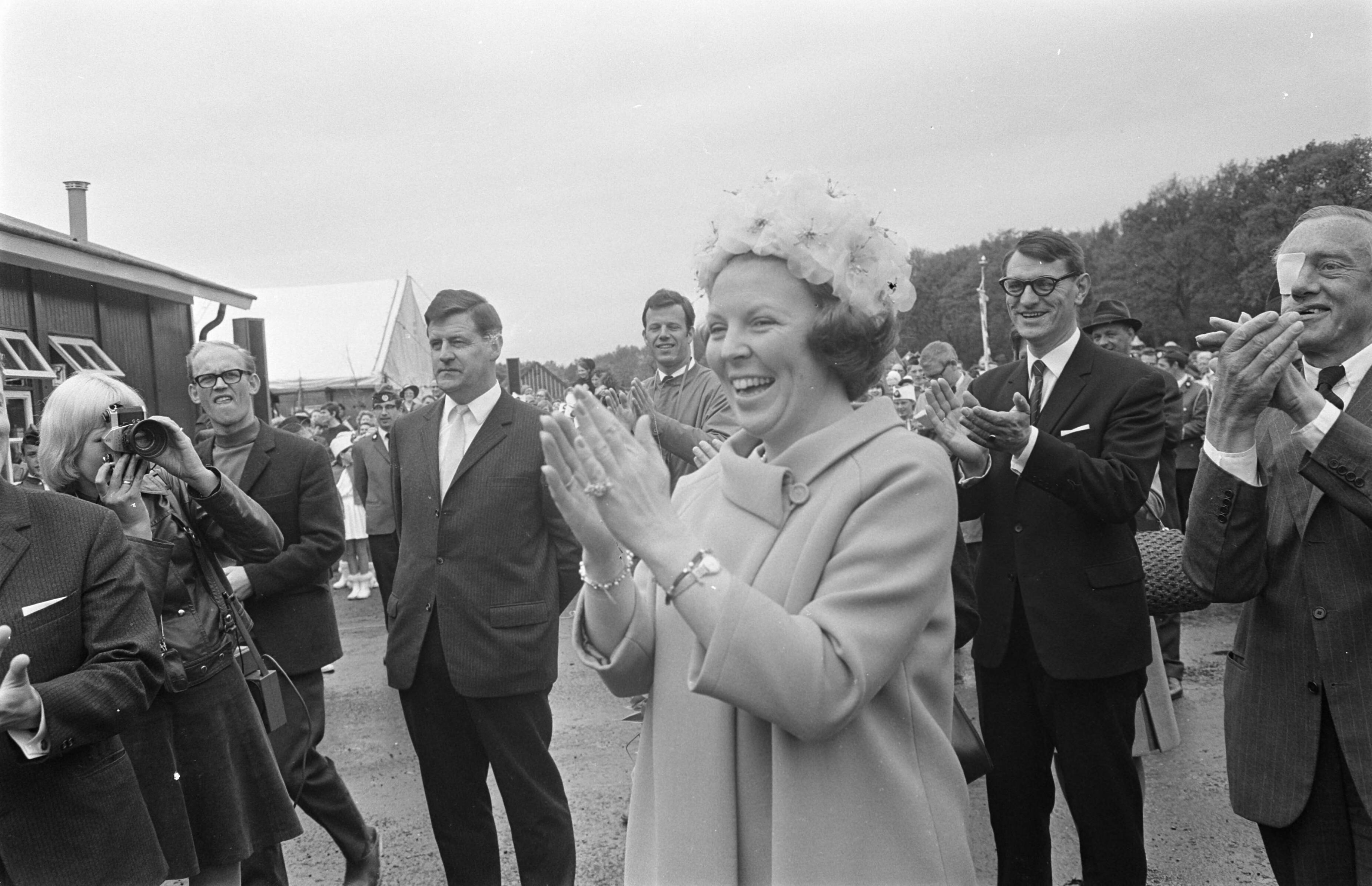 Fotocollectie Anefo — Prinses Beatrix in Drenthe opende vakantiecentrum prins Willem Alexander in Roden. Prinses Beatrix klapt in haar handen, rechts K. H. Gaarlandt , commissaris HM — Foto: Koch, Eric / Anefo. Licentie: Set B: Rechtenvrij / Publiek Domein. Bron: Nationaal Archief. http://hdl.handle.net/10648/ab400f7a-d0b4-102d-bcf8-003048976d84